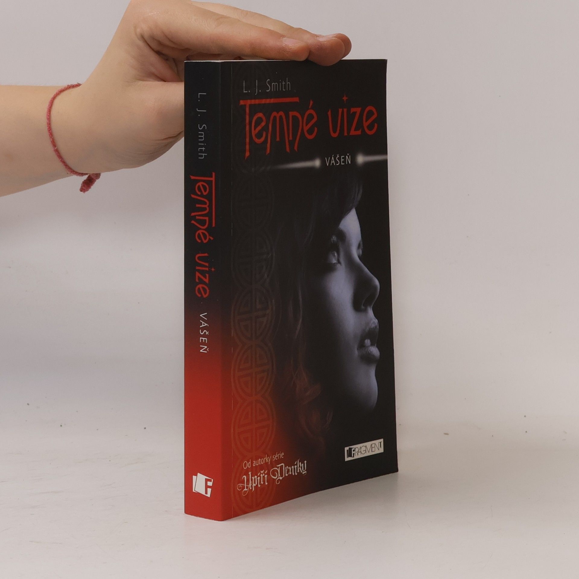 L. J. Smithová Temné vize. Vášeň