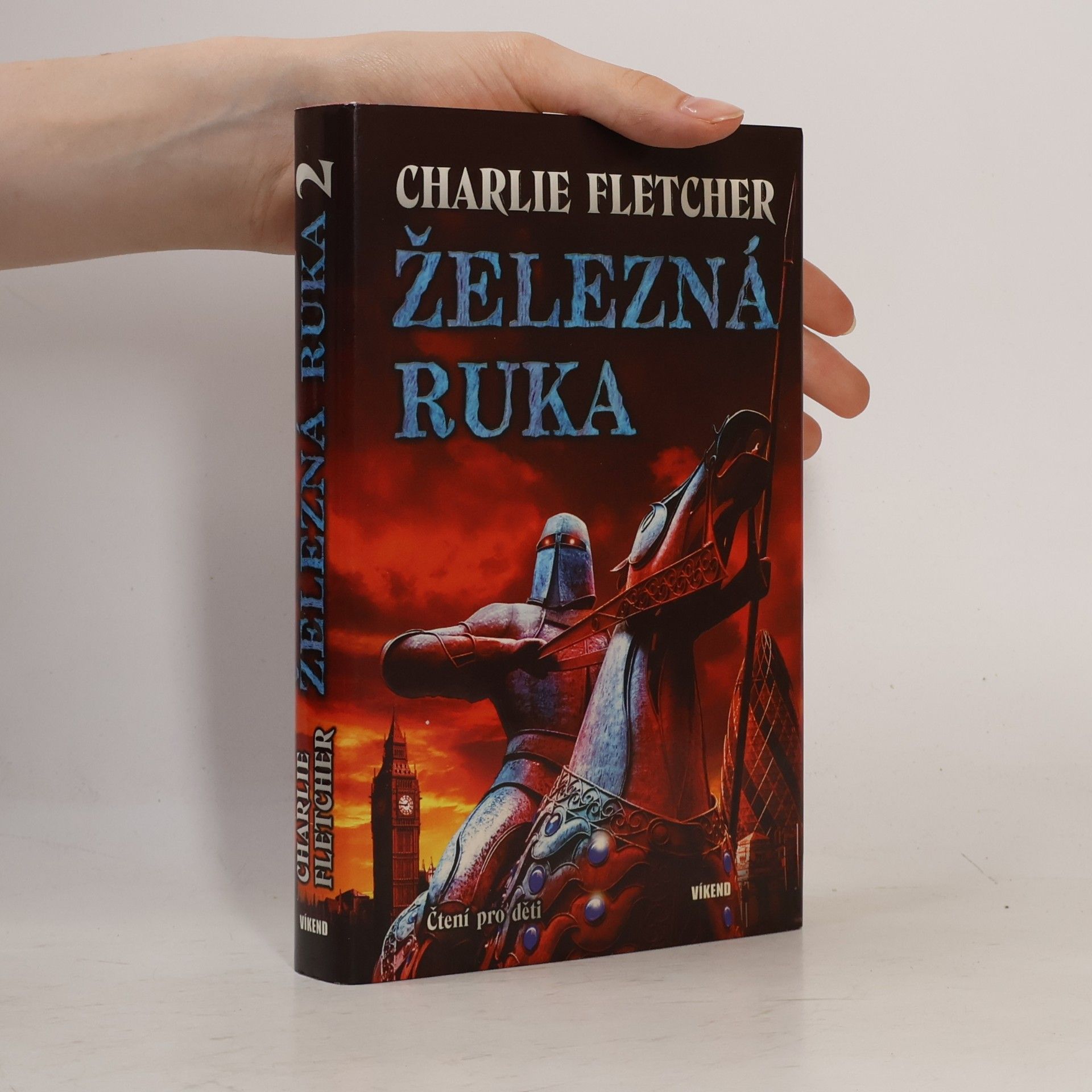 Charlie Fletcher Železná ruka