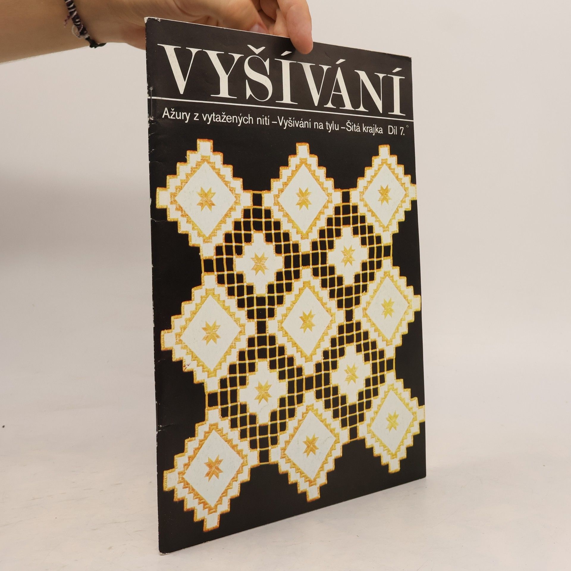 Marie Benešová Vyšívání 7. Ažury z vytažených nití. Vyšívání na tylu. Šitá krajka