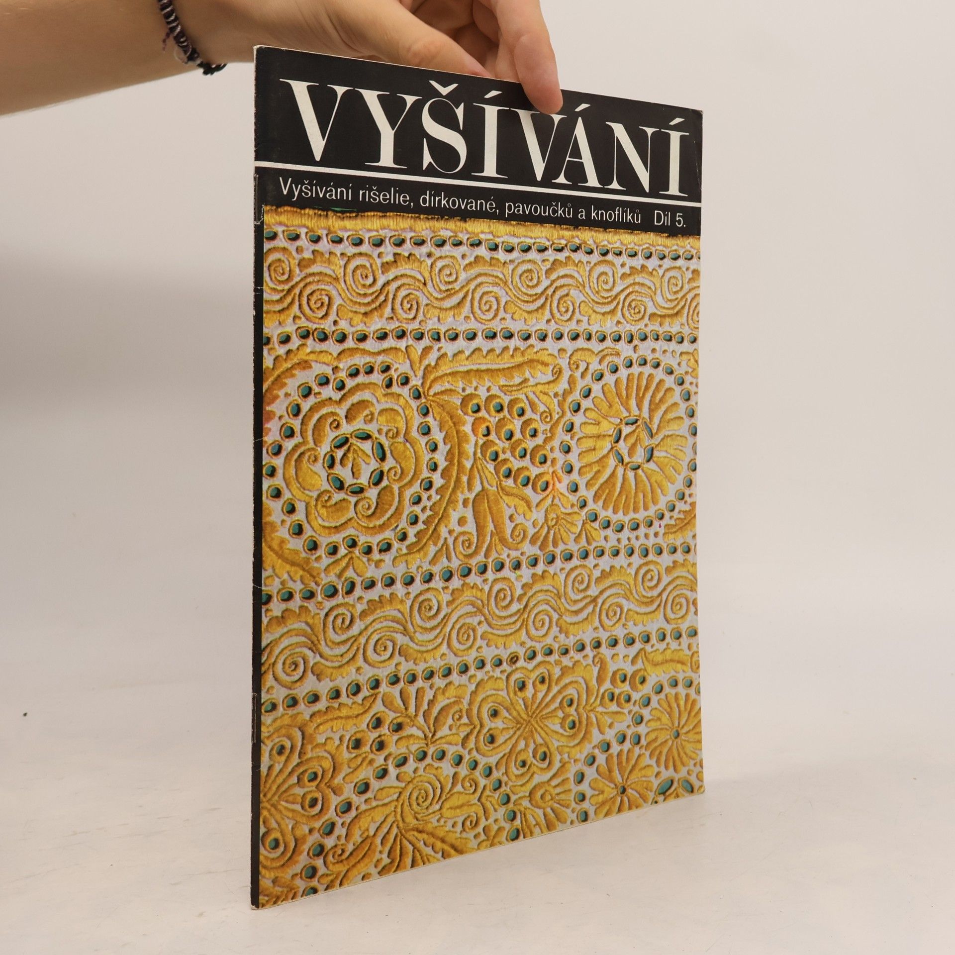 Marie Benešová Vyšívání: Vyšívání rišelie, dírkované, pavoučků a knoflíků (5.díl)