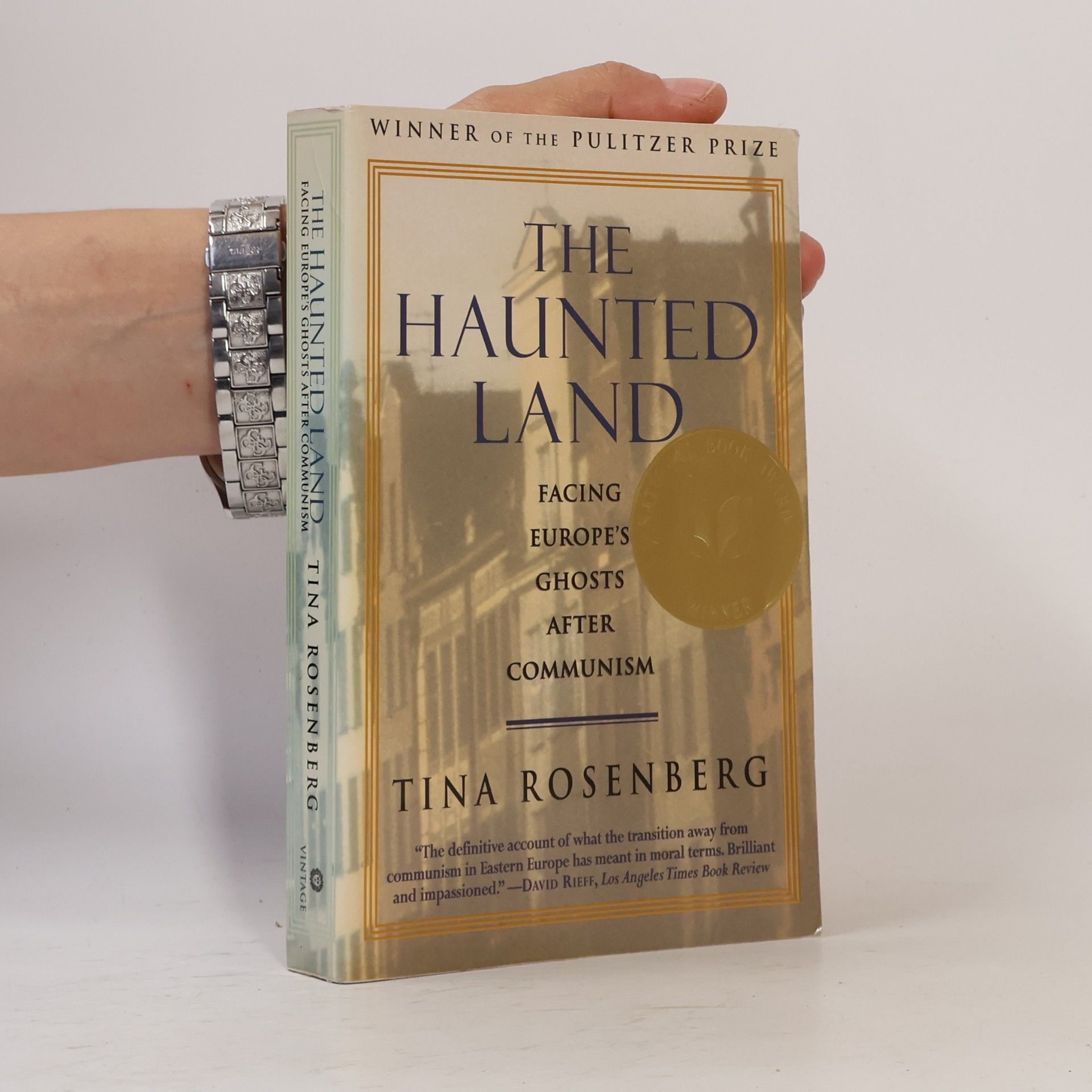 Tina Rosenberg The haunted land. Facing Europe's ghosts after communism