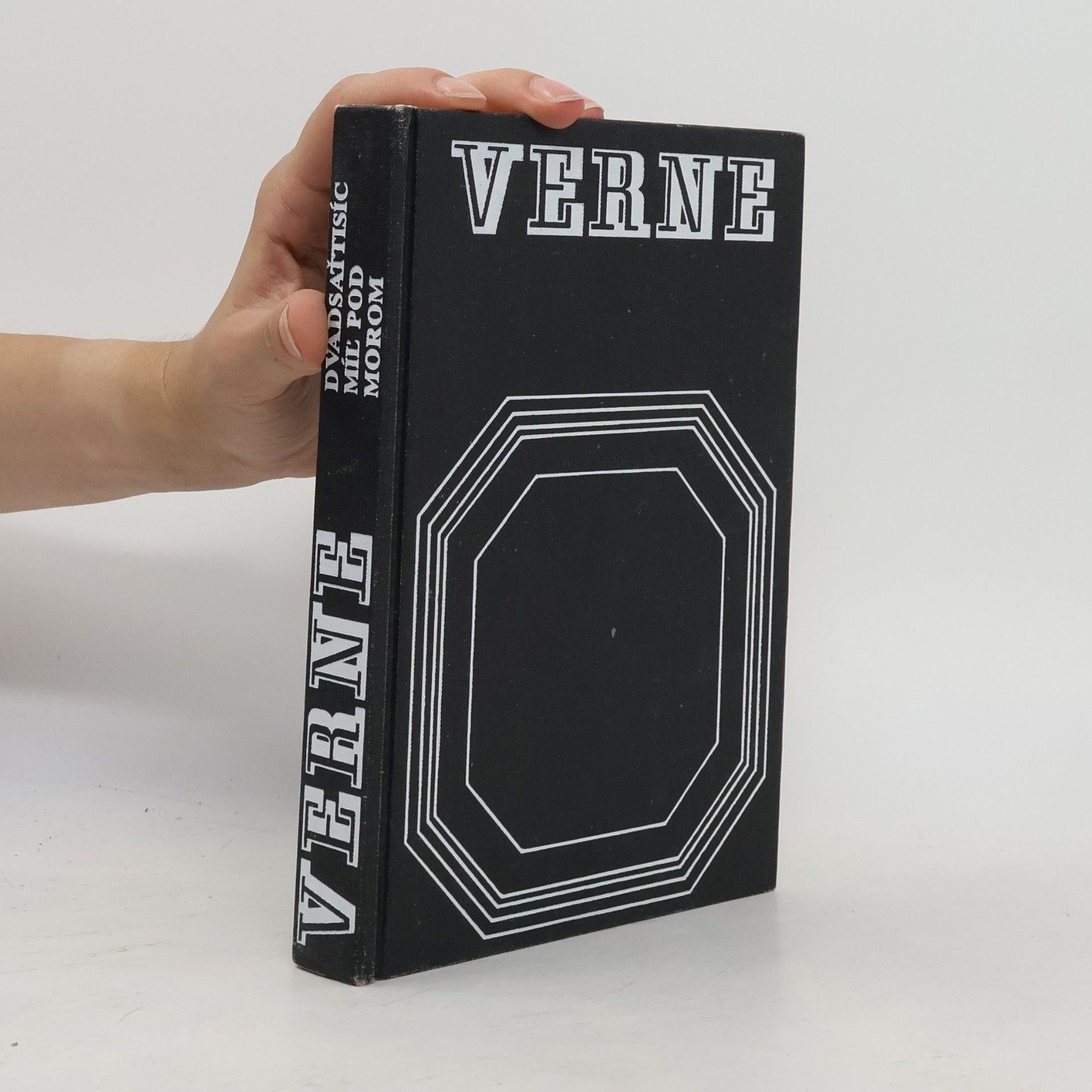 Jules Verne Dvadsaťtisíc míľ pod morom