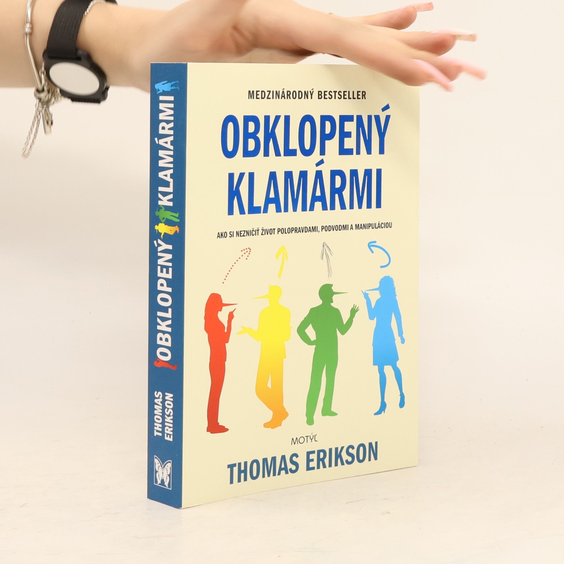 Obklopený klamármi