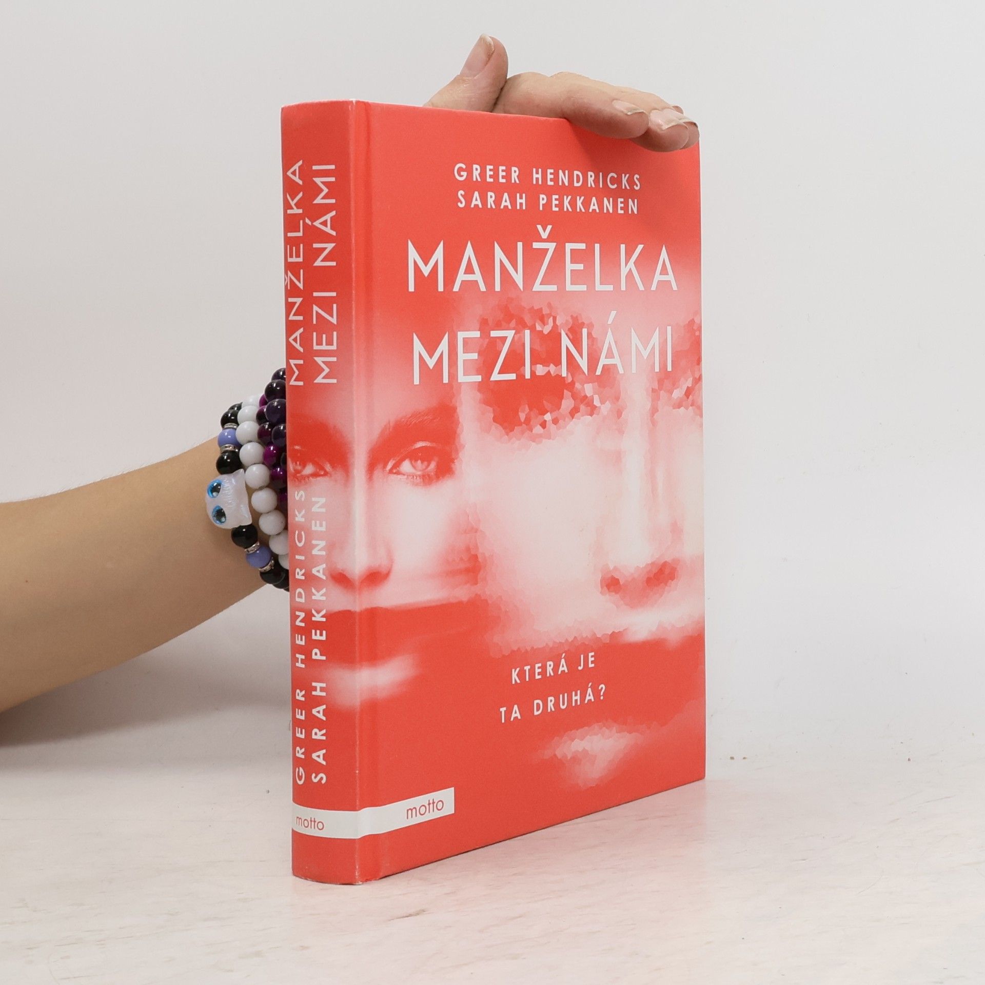 Greer Hendricks Manželka mezi námi