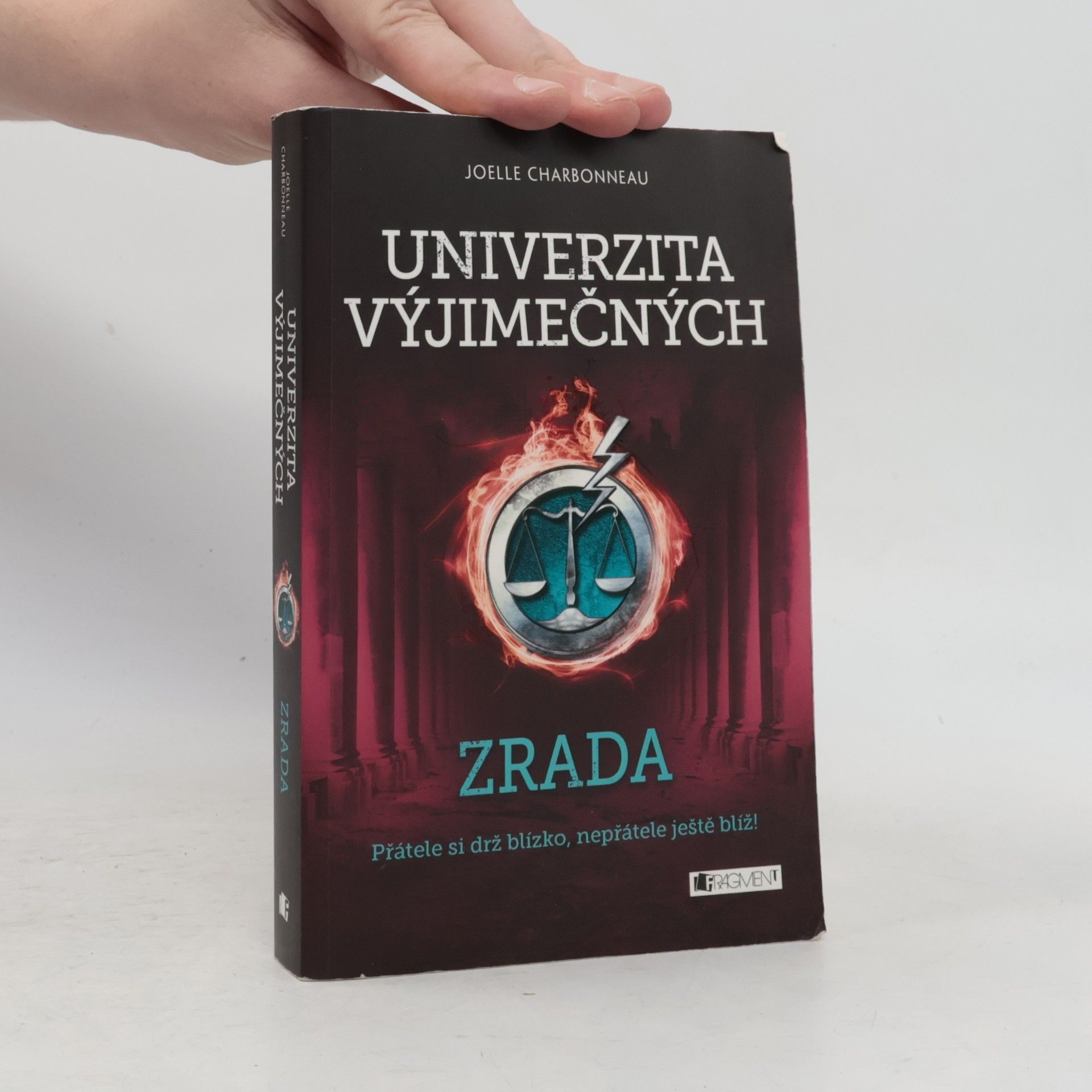 Joelle Charbonneau Univerzita výjimečných. Zrada