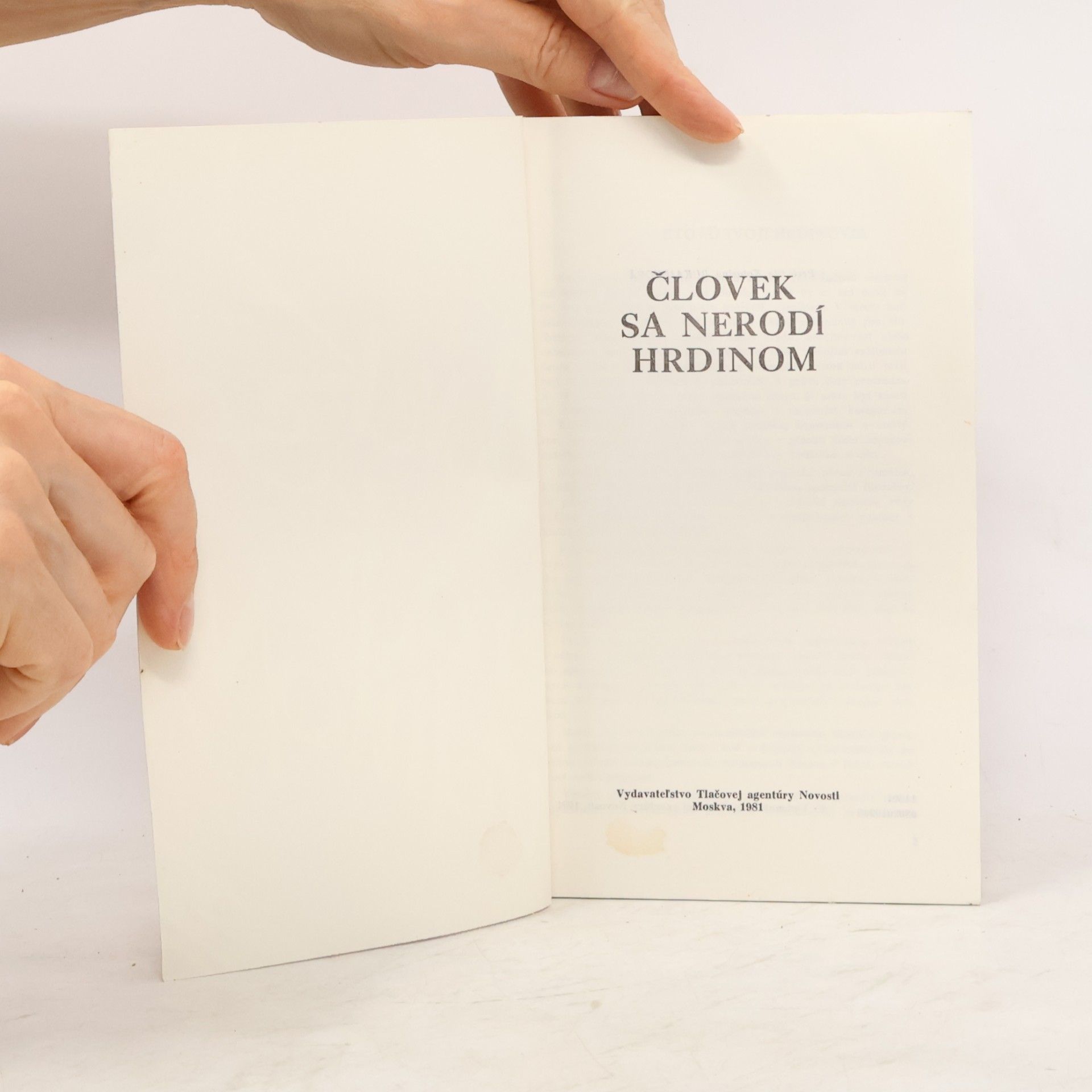 Collectif d'auteurs Človek sa nerodí hrdinom