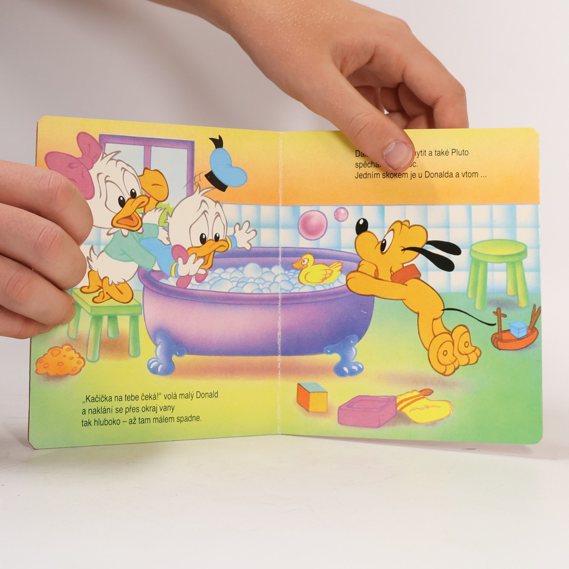 Walt Disney Baby Pluto se koupe