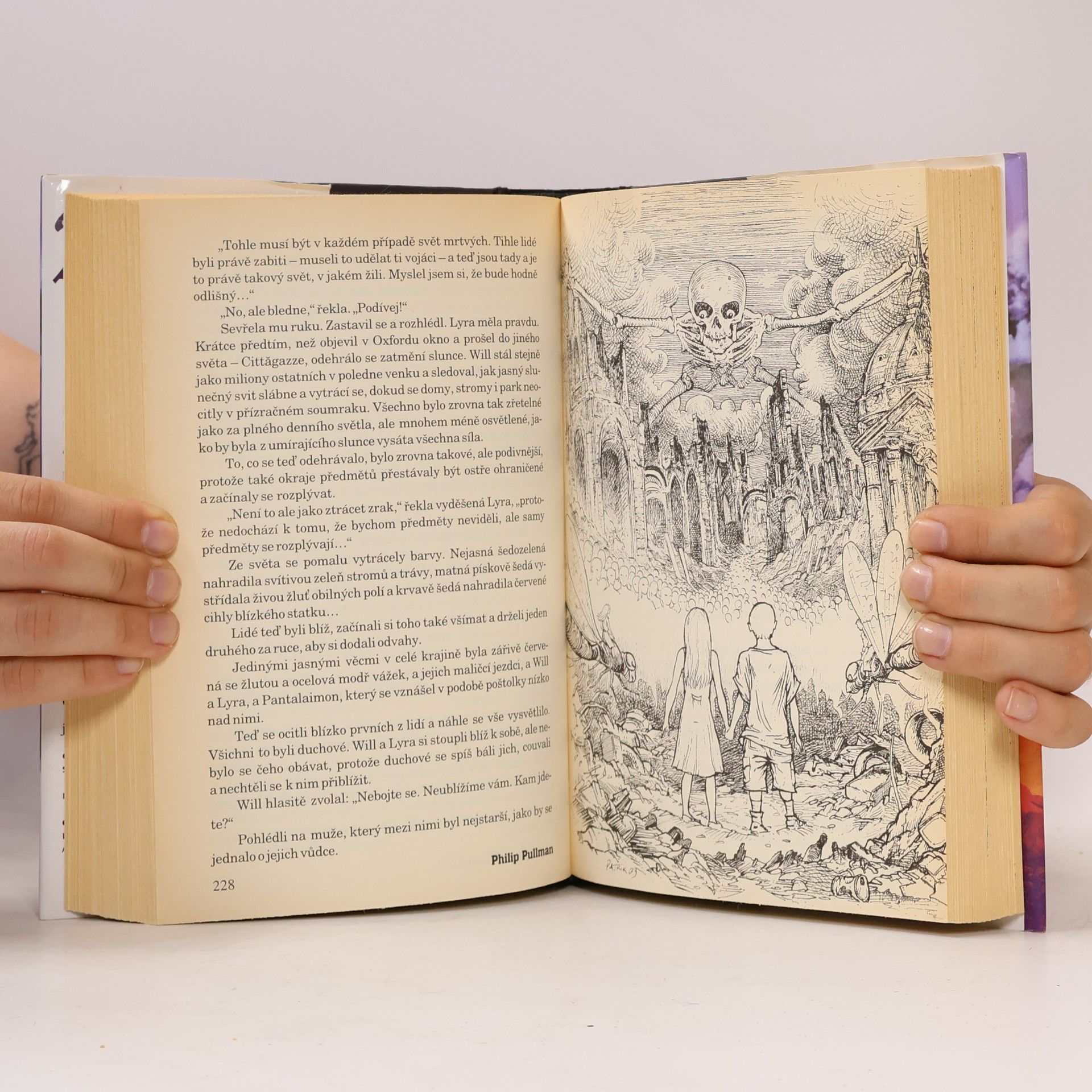 Philip Pullman Jantarový dalekohled