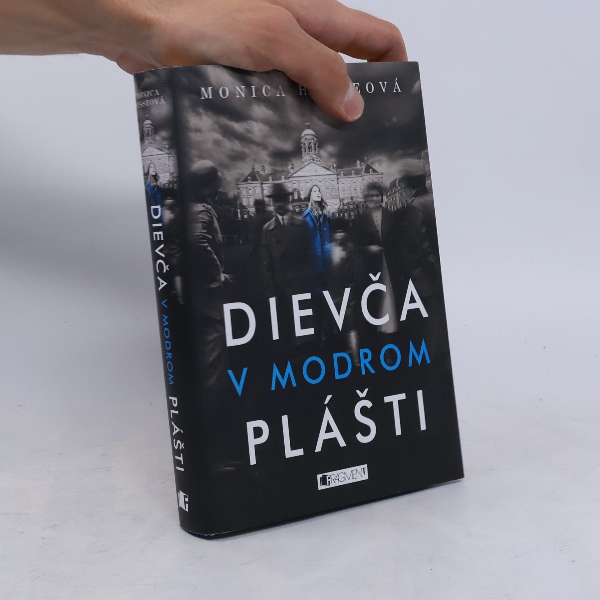 Monica Hesse Dievča v modrom plášti