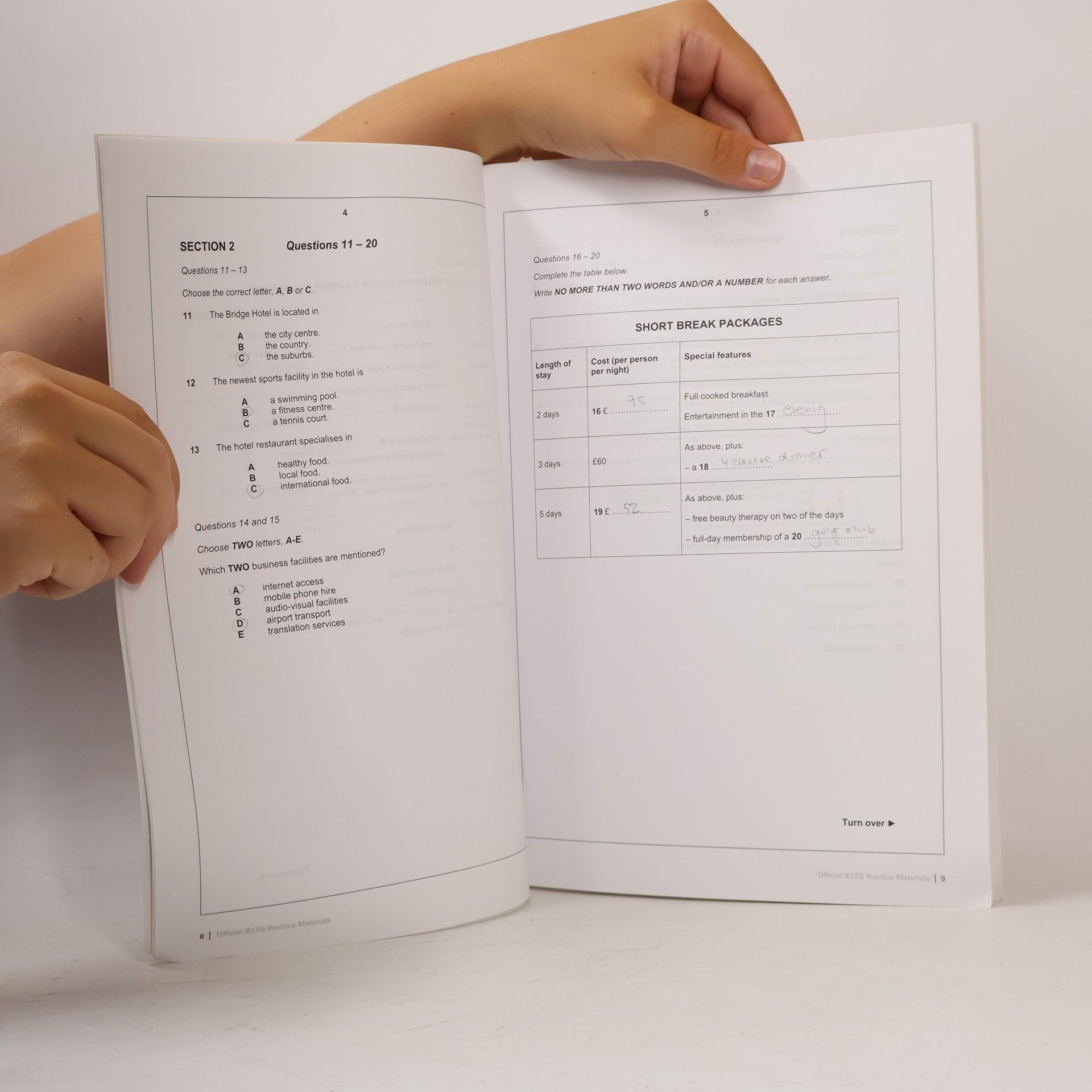 Collectif d'auteurs Official IELTS practice materials
