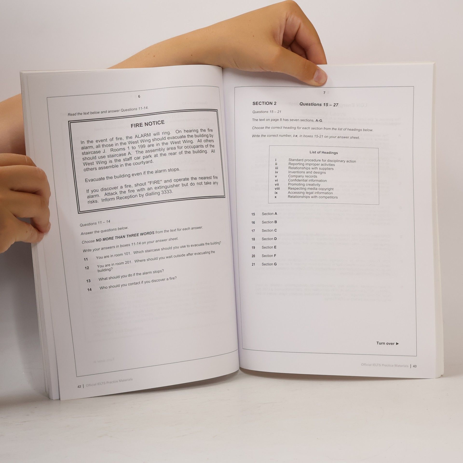 Collectif d'auteurs Official IELTS practice materials