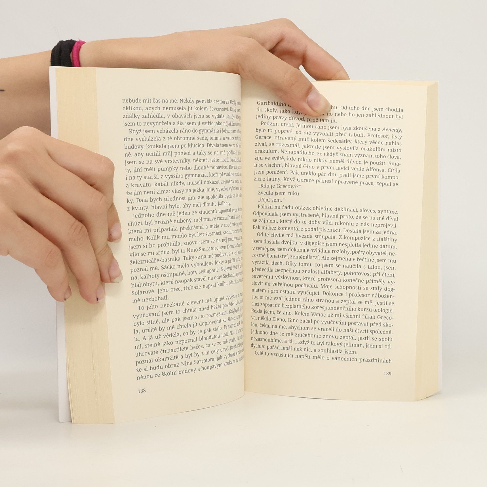Elena Ferrante Geniální přítelkyně 1. Dětství a dospívání