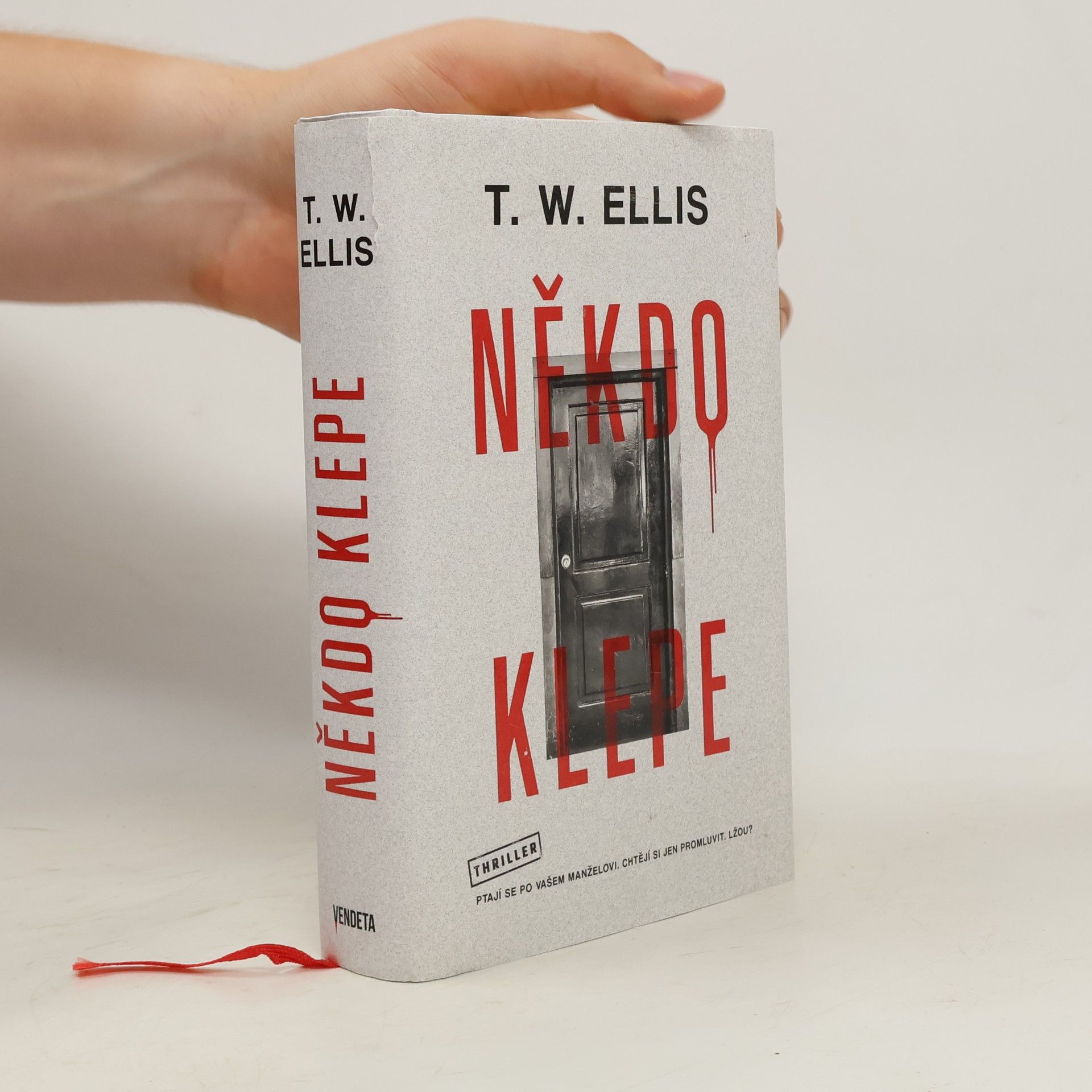 Tom Wood Někdo klepe