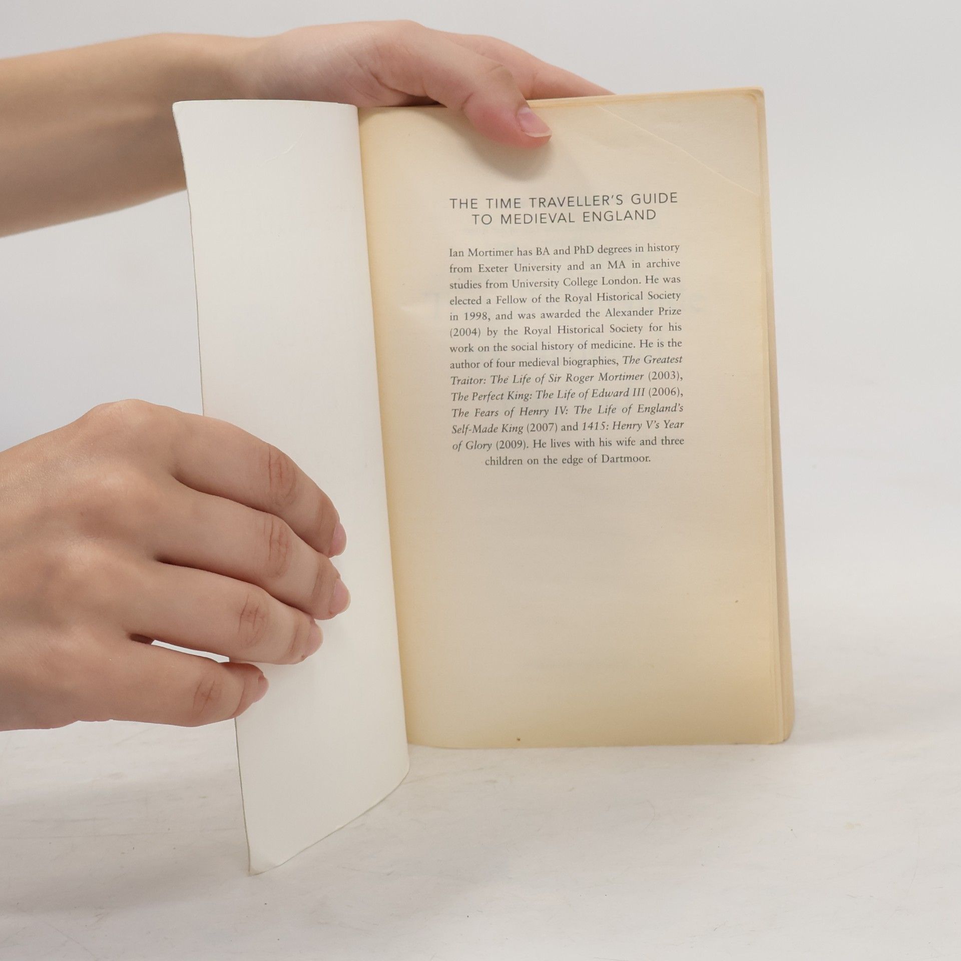 Ian Mortimer The time traveller's guide to medieval England. A handbook for visitors to the fourteenth century
