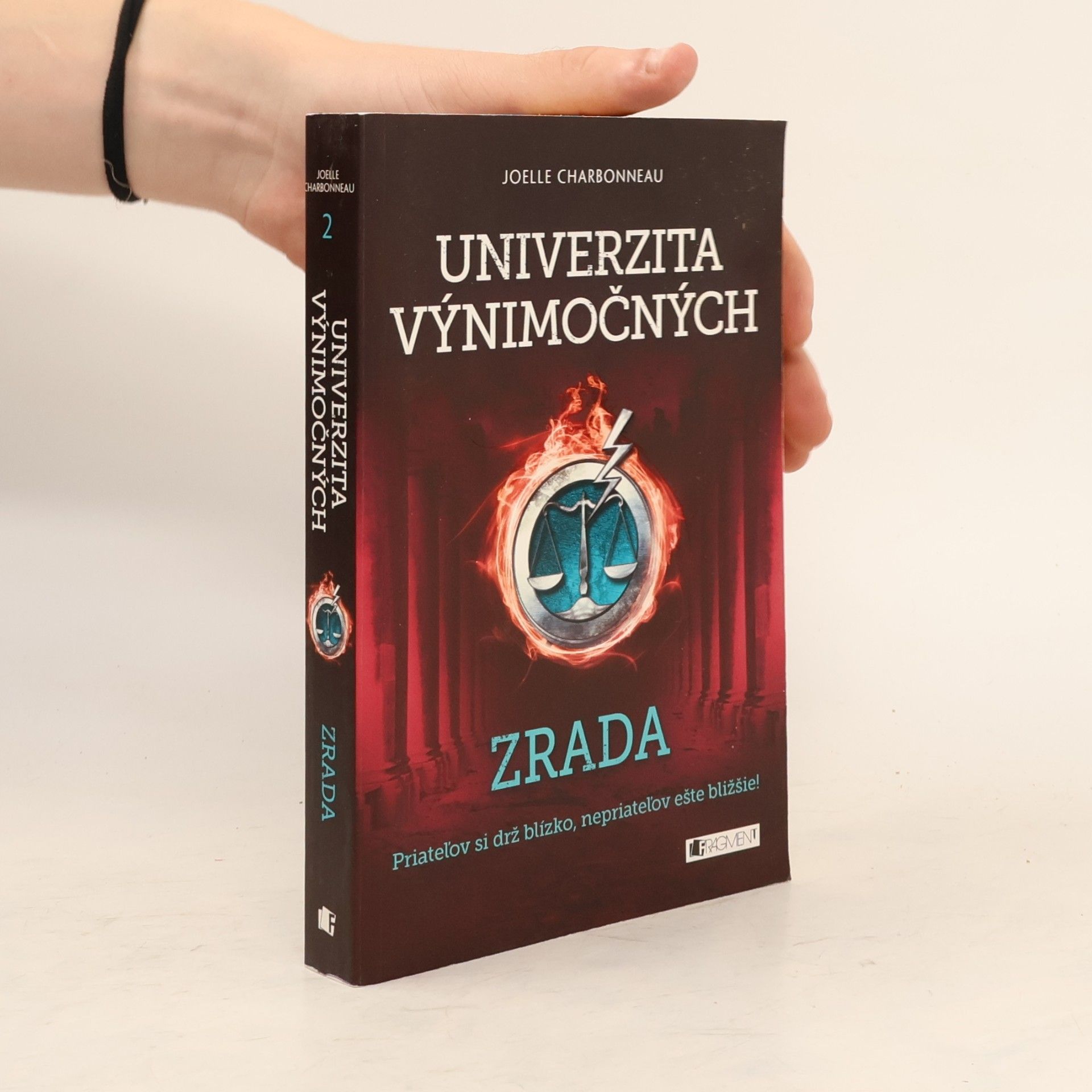 Joelle Charbonneau Univerzita výnimočných. Zrada