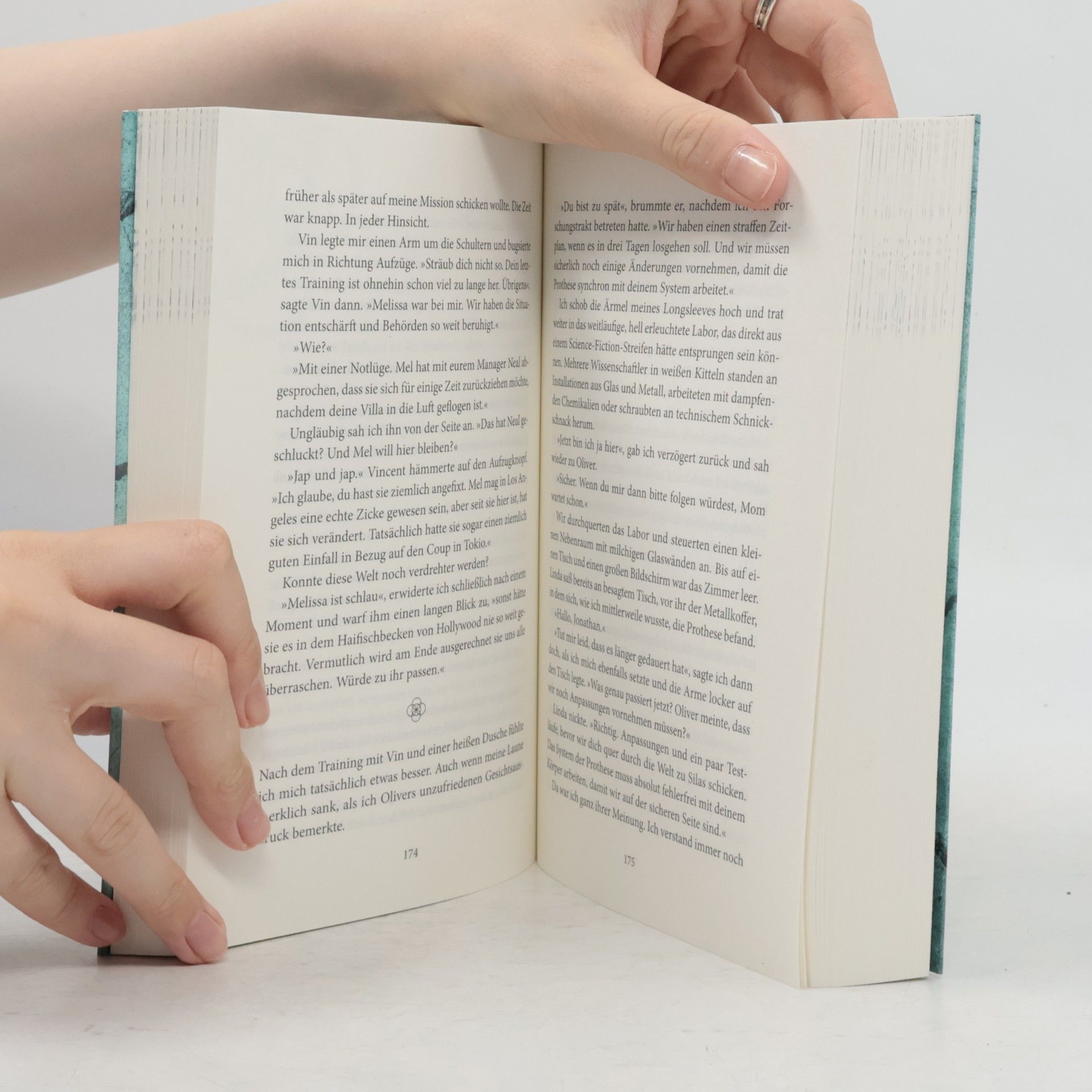 Alexandra Raij Emerdale 2: One Side of the Light
