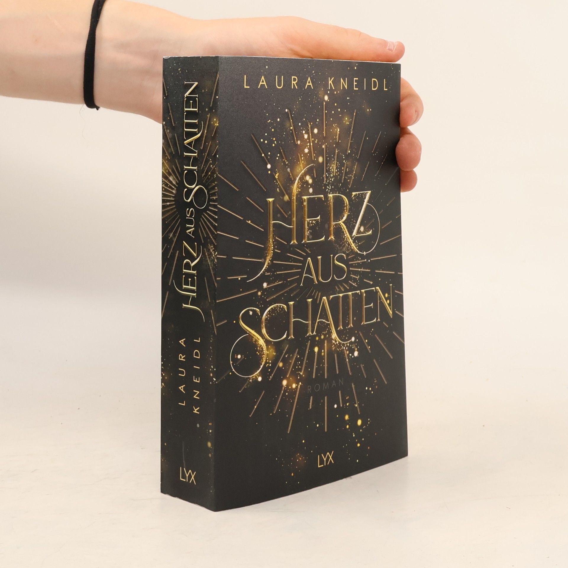 Laura Kneidl Herz aus Schatten