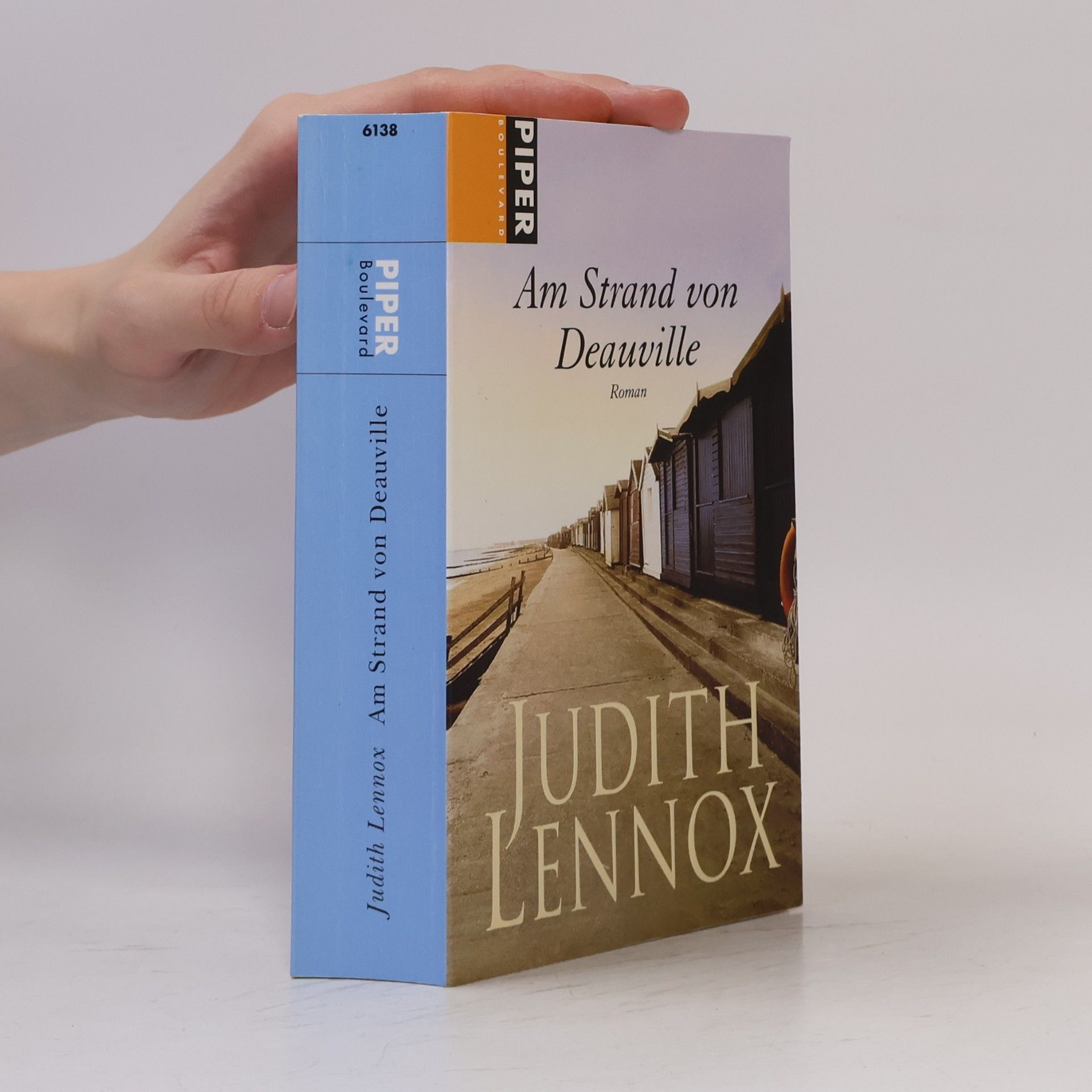 Judith Lennox Am Strand von Deauville