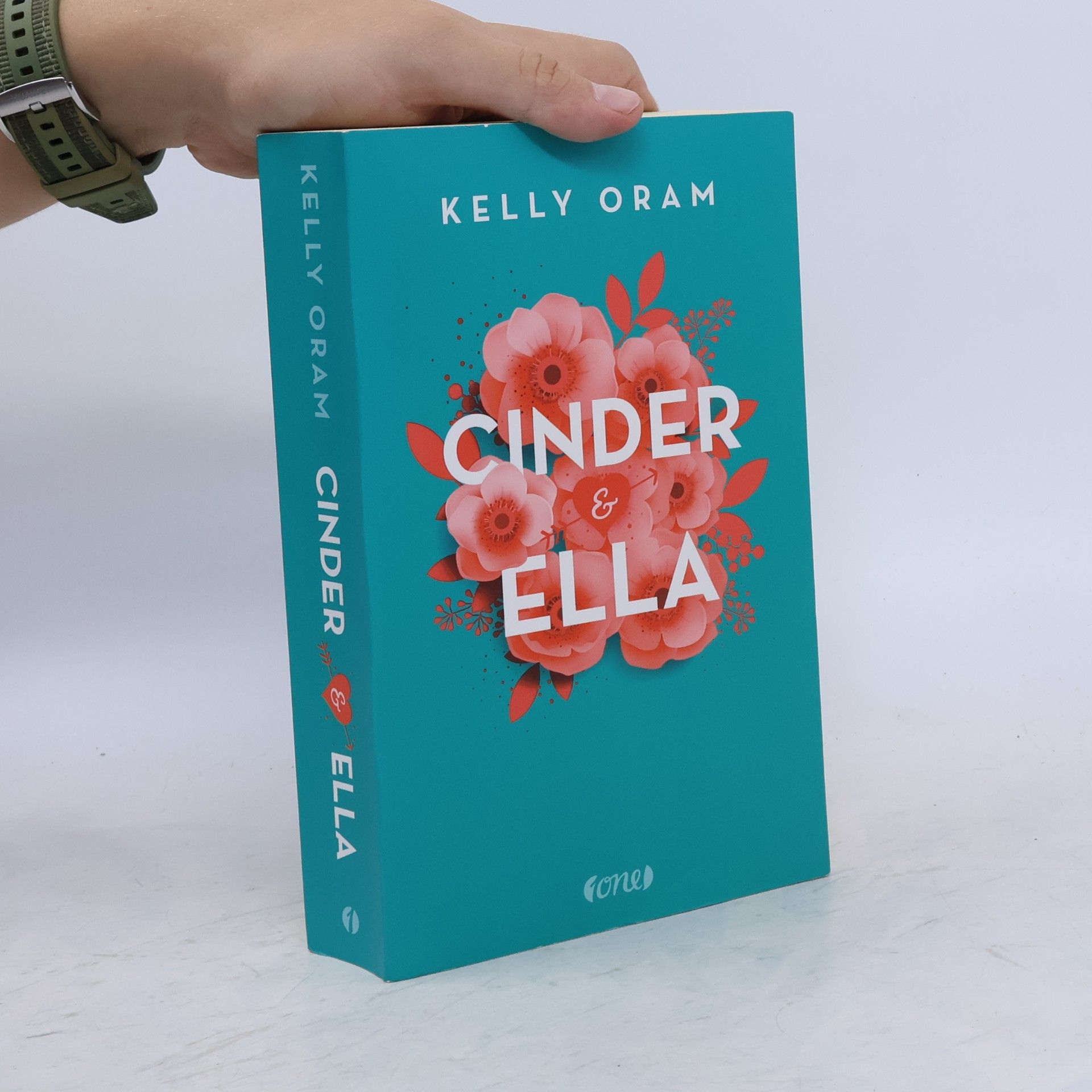 Kelly Oram Cinder & Ella 1