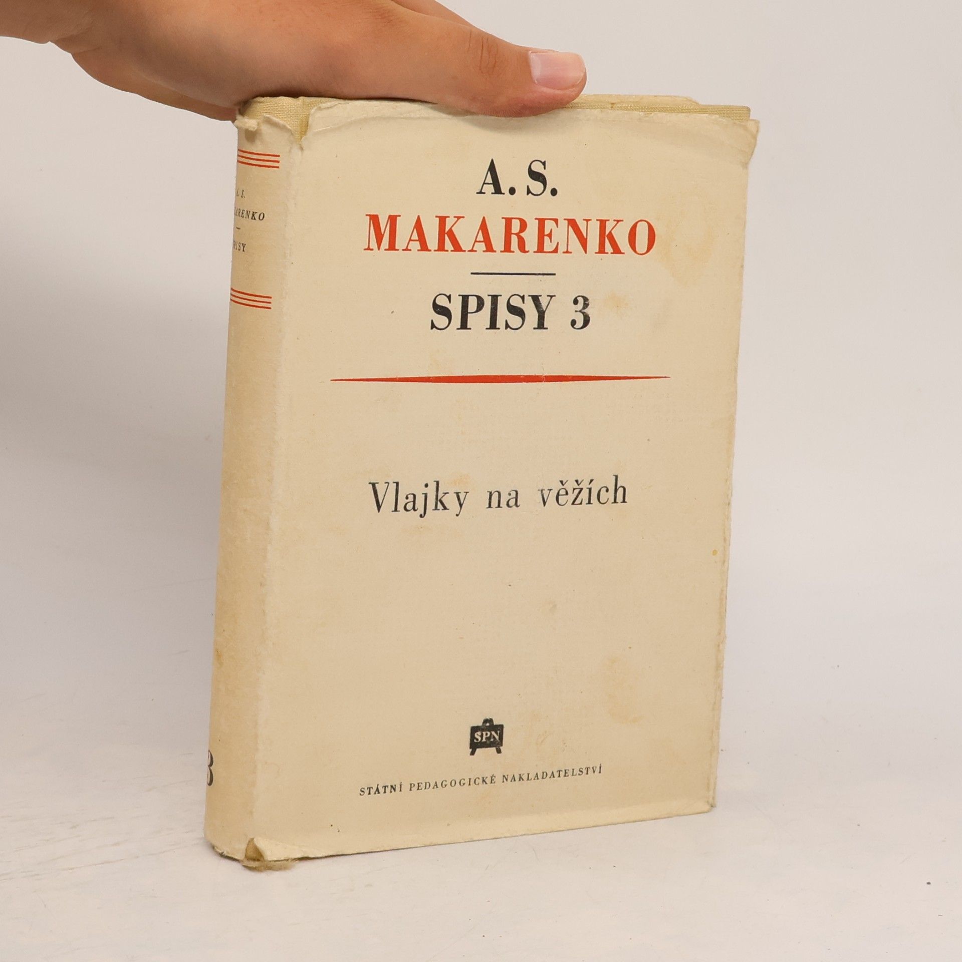 Anton Makarenko Spisy III., Vlajky na věžích