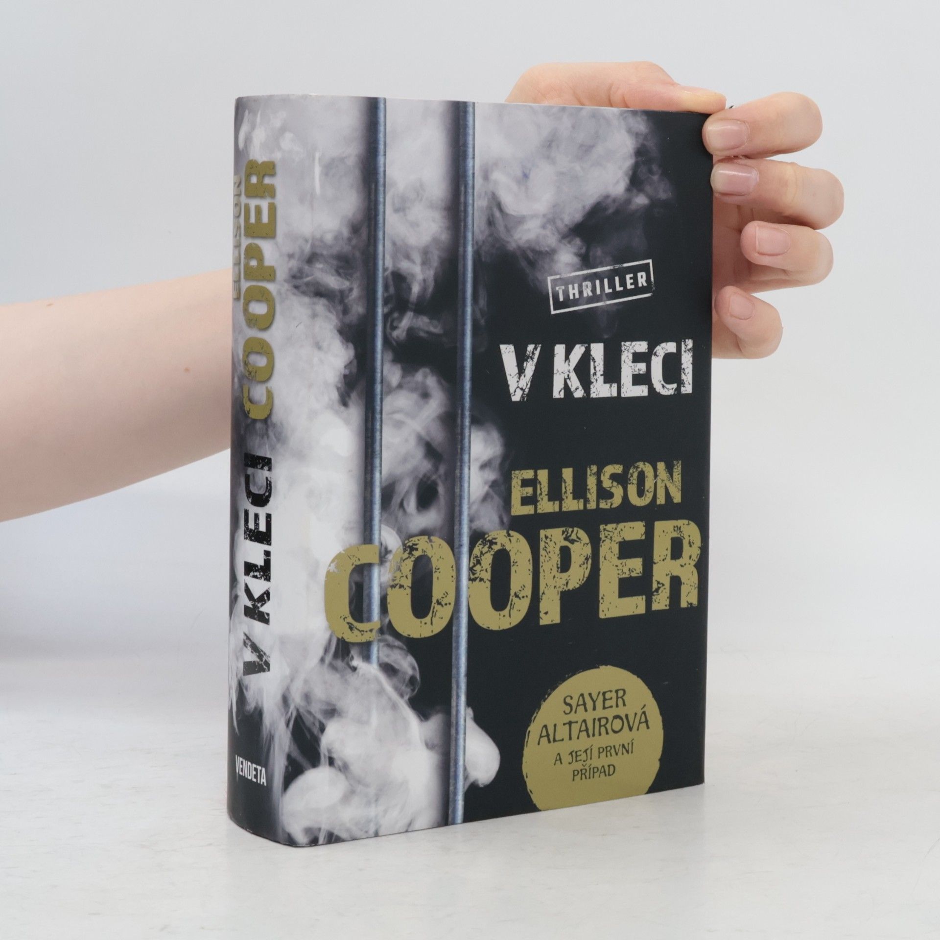 Ellison Cooper V kleci