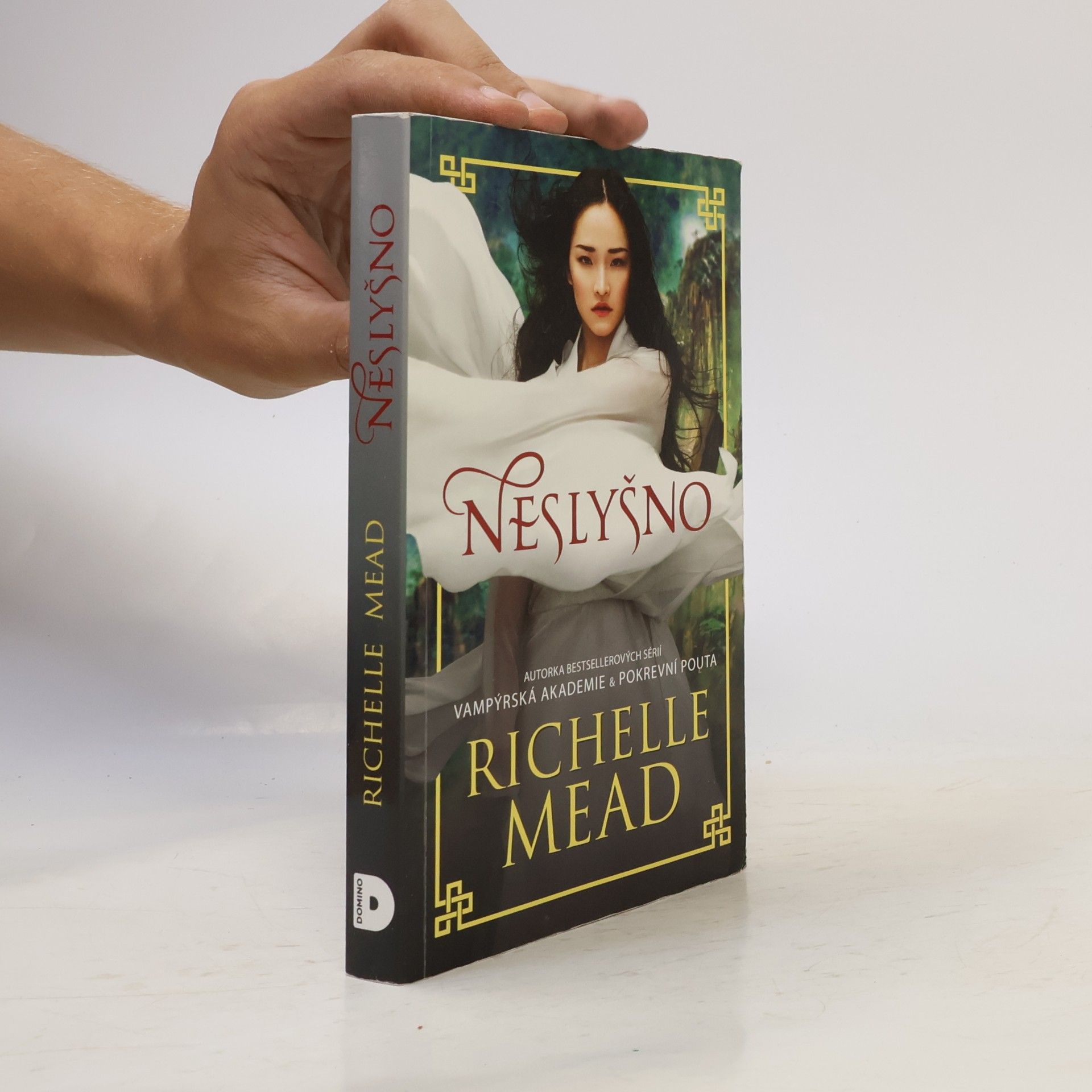 Richelle Mead Neslyšno