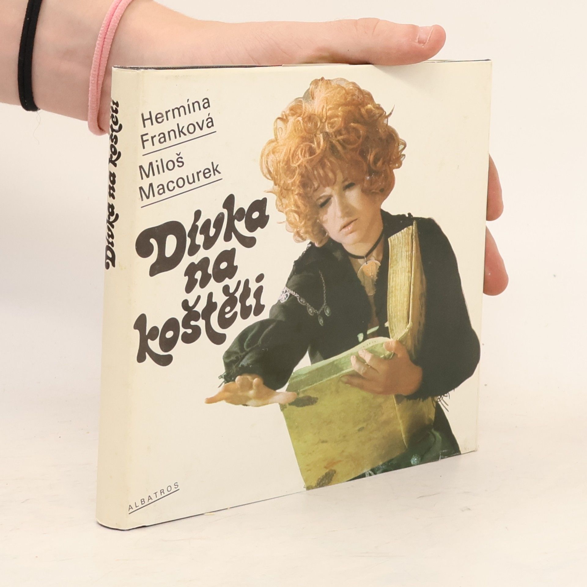 Dívka na koštěti