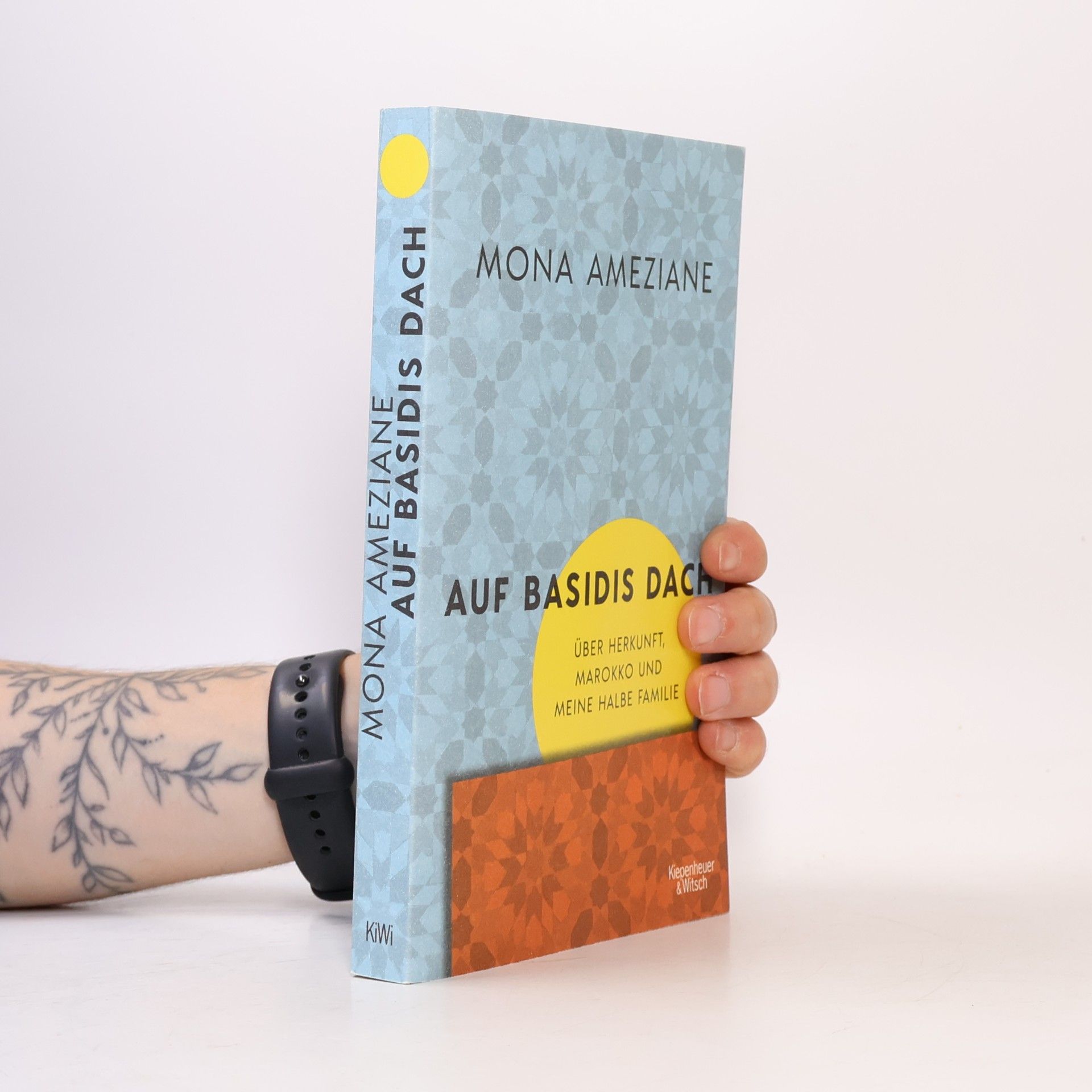 Mona Ameziane Auf Basidis Dach