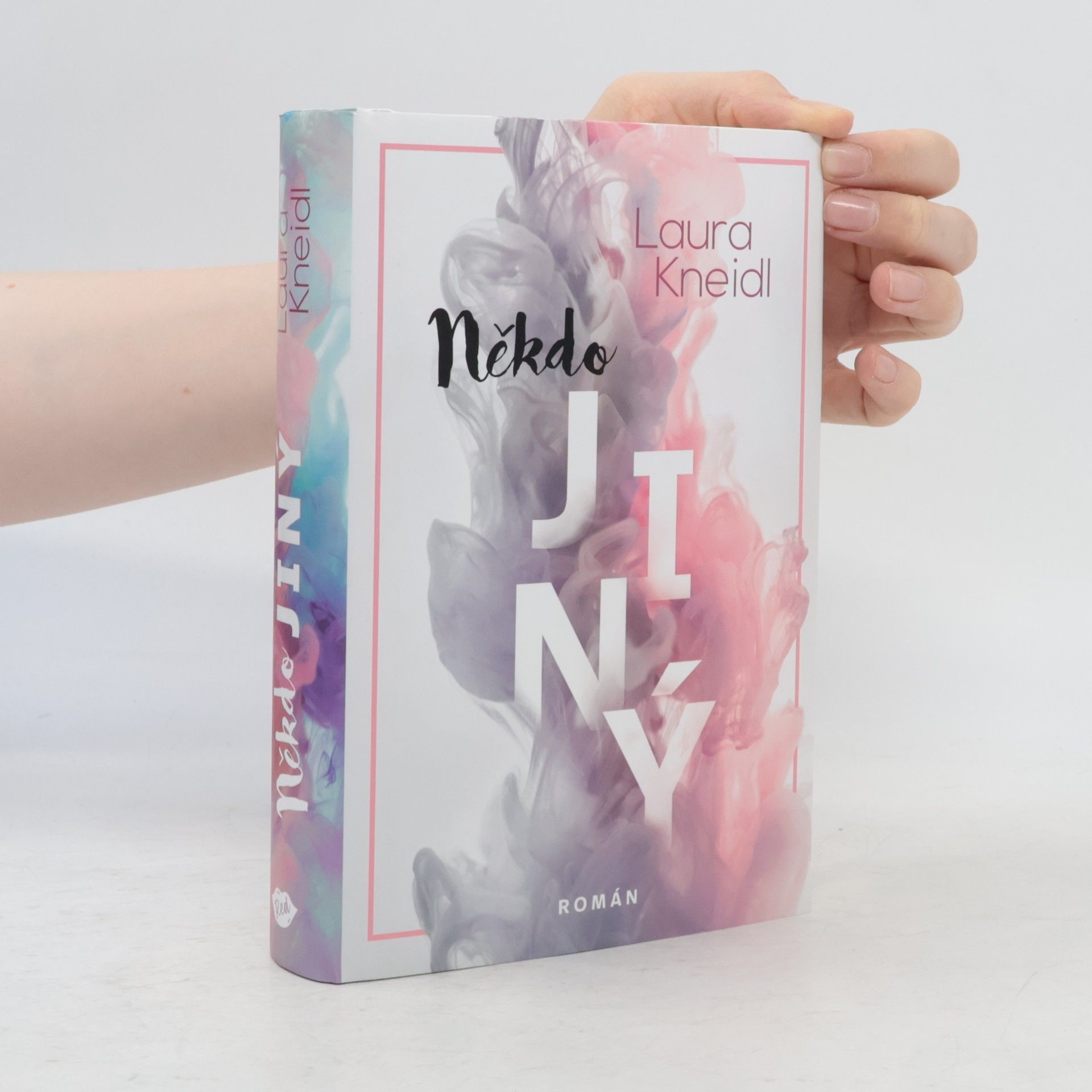 Laura Kneidl Někdo jiný