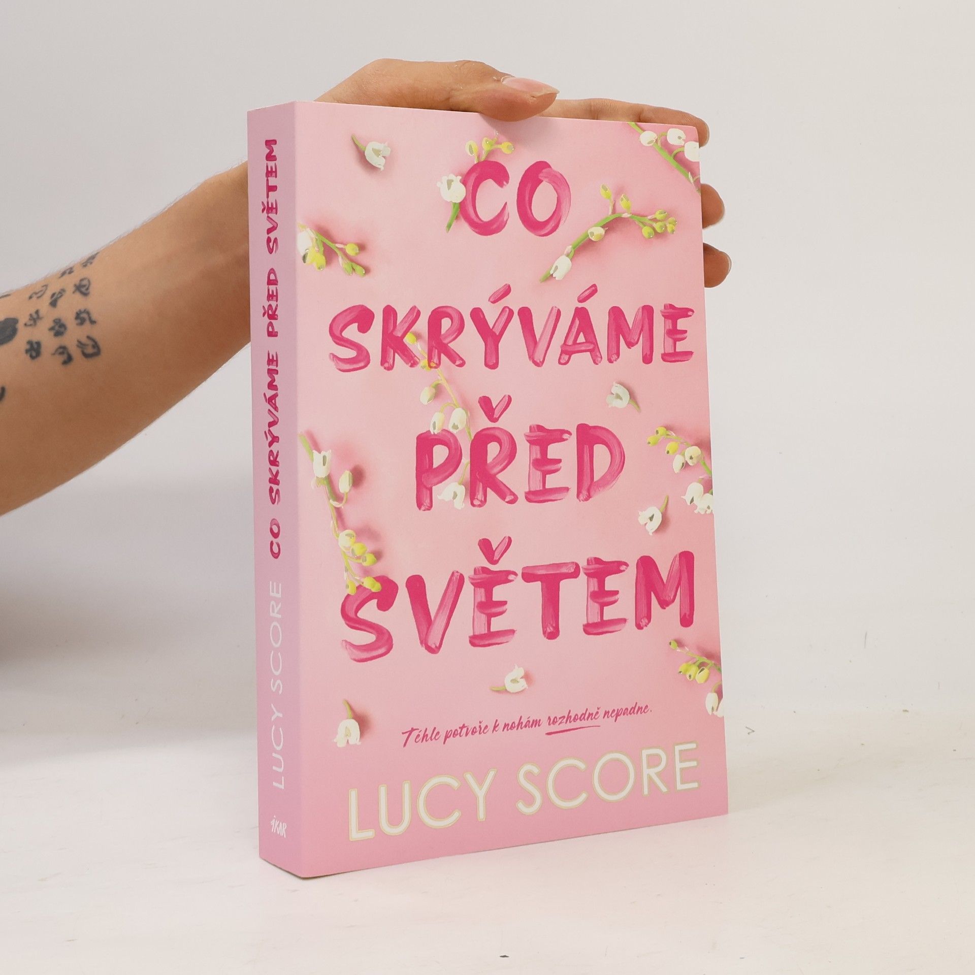 Lucy Score Co skrýváme před světem