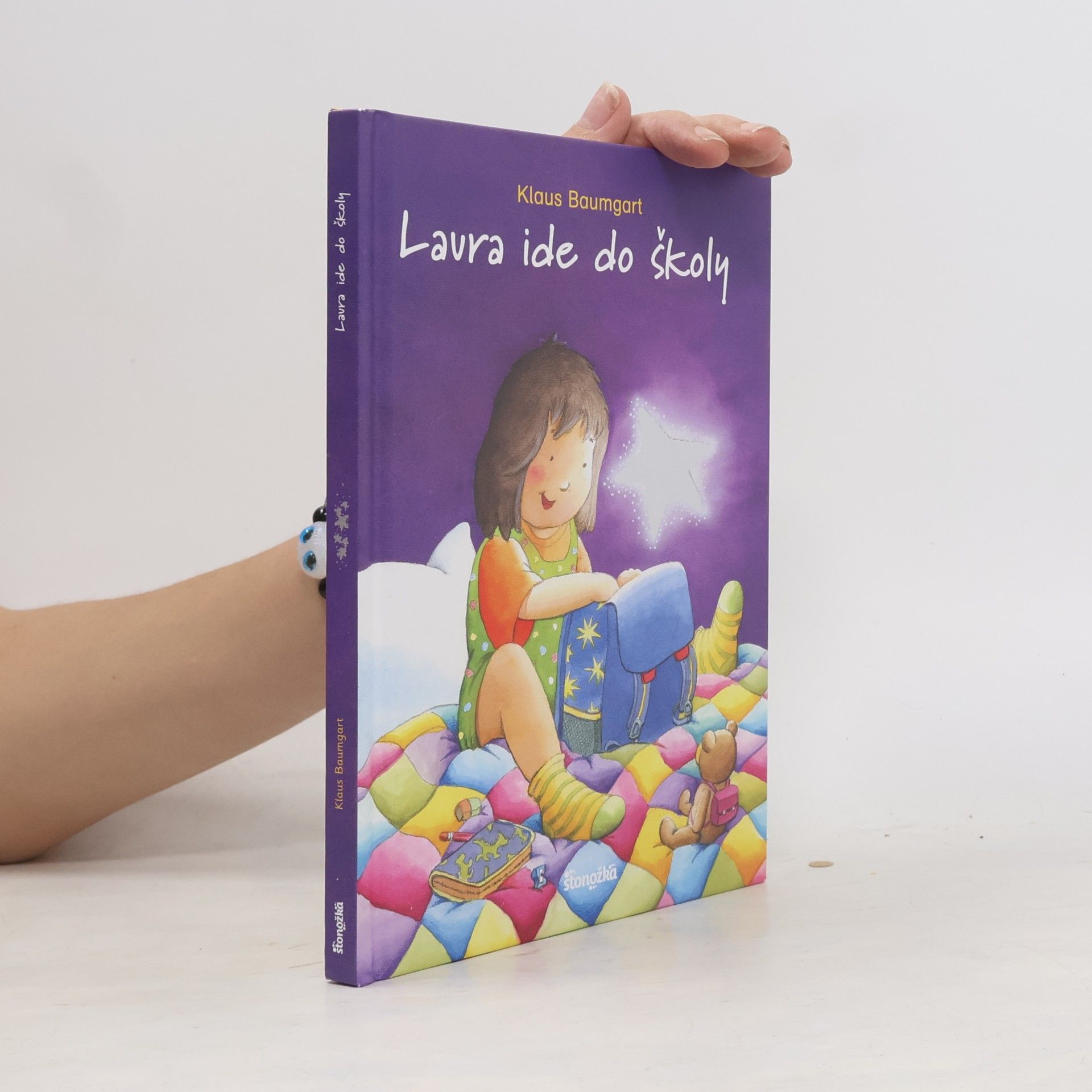 Laura ide do školy