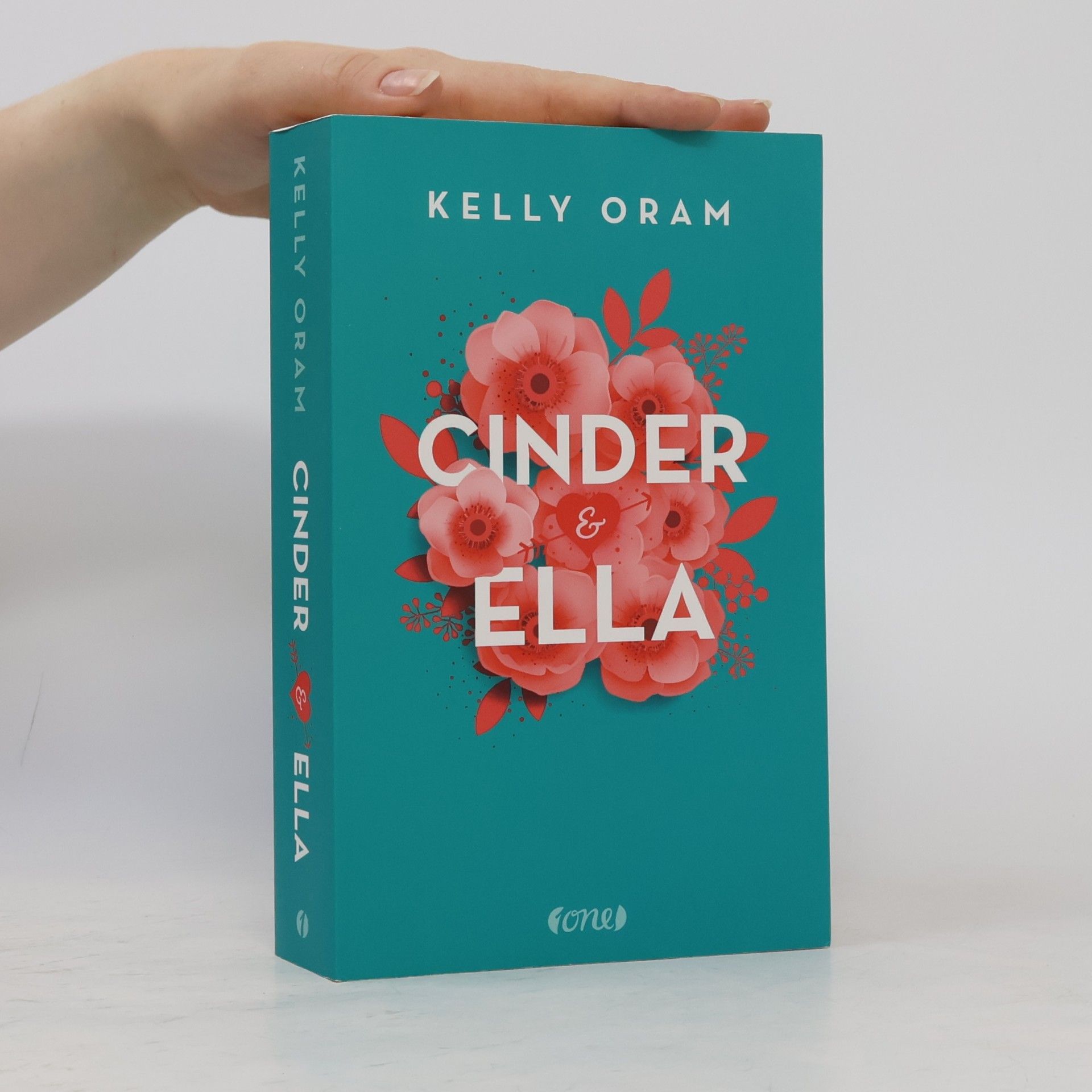 Kelly Oram Cinder & Ella 1