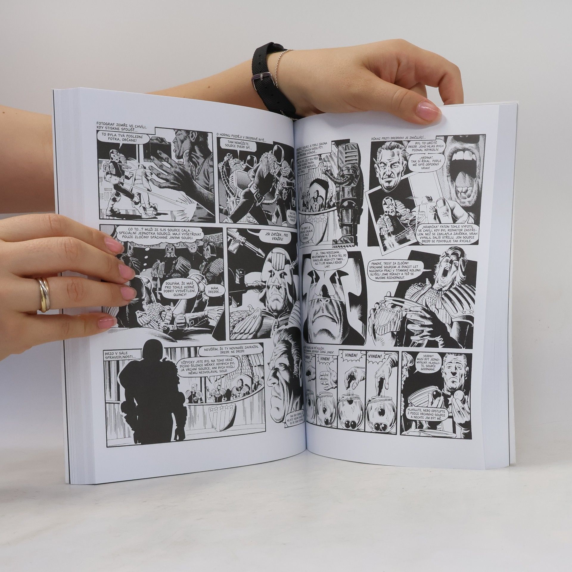 Pat Mills Soudce Dredd: Sebrané soudní spisy 01 - Prokletá země