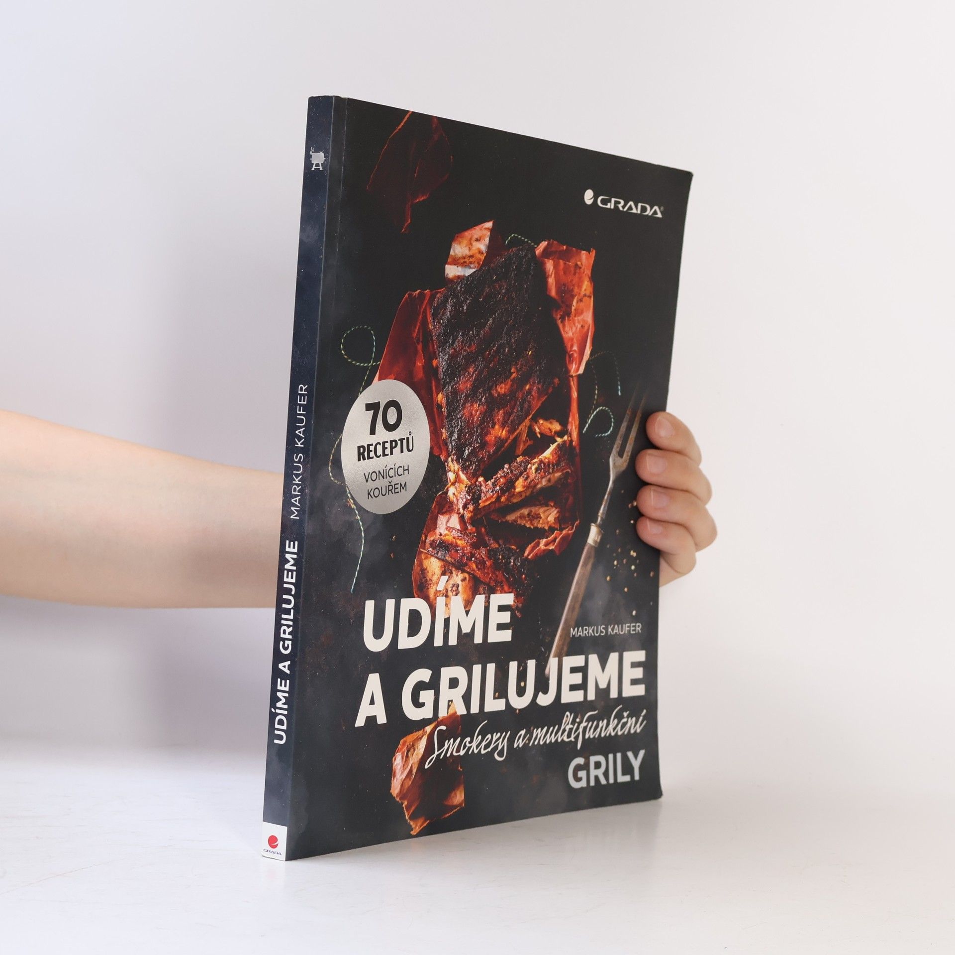 Udíme a grilujeme : smokery a multifunkční grily