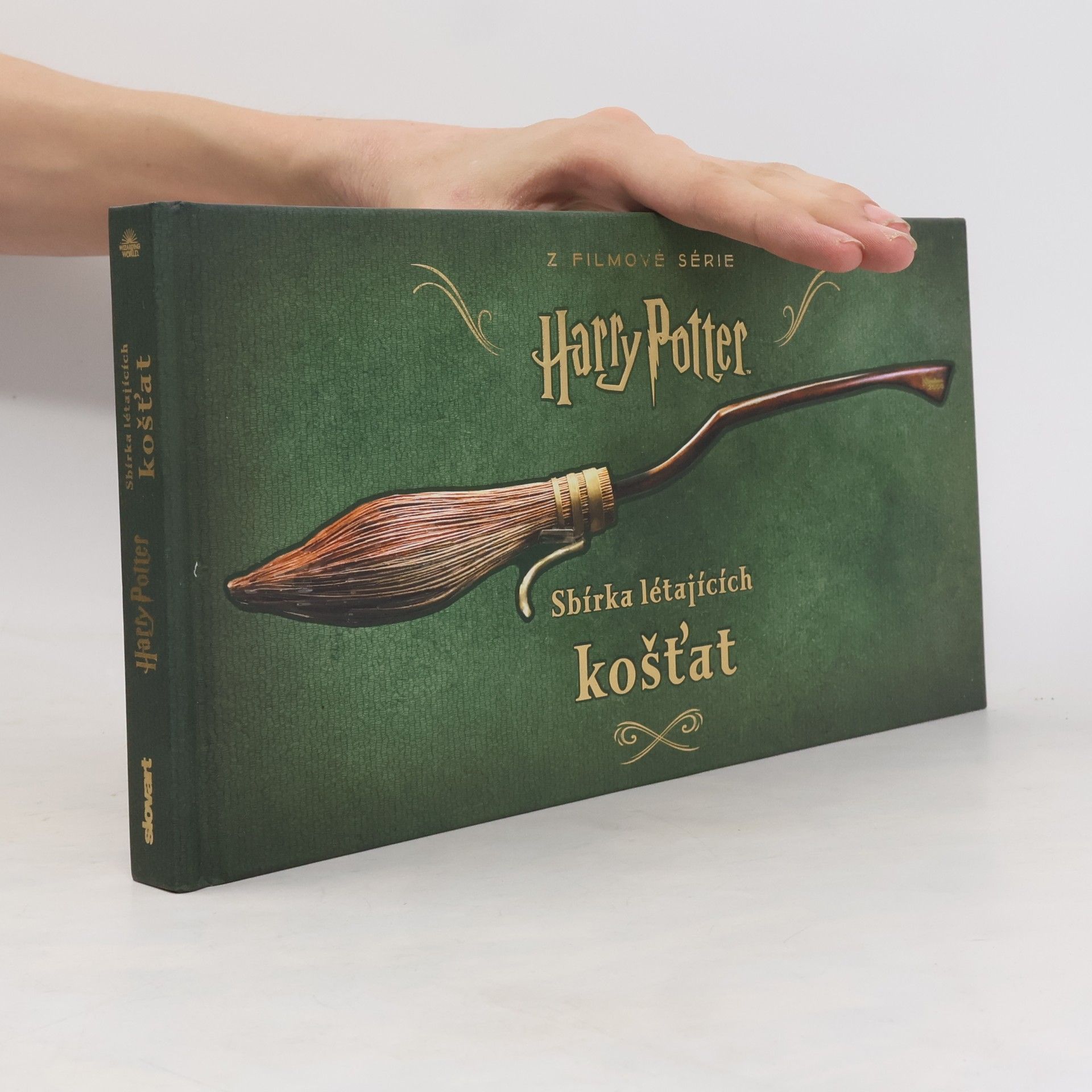 Jody Revenson Sbírka létajících košťat a dalších artefaktů ze světa kouzel