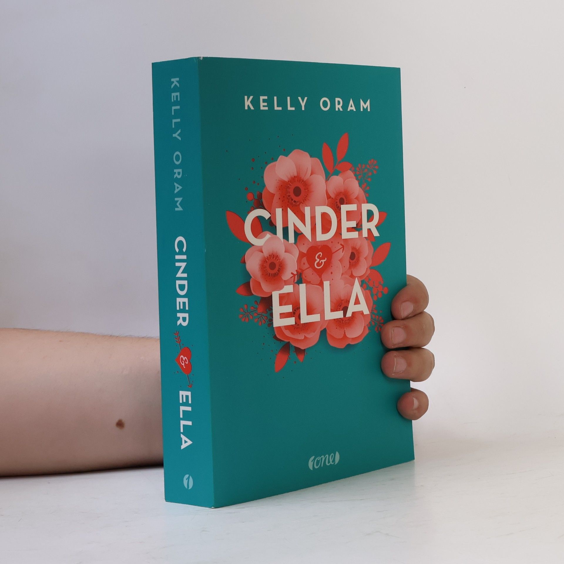 Kelly Oram Cinder & Ella 1