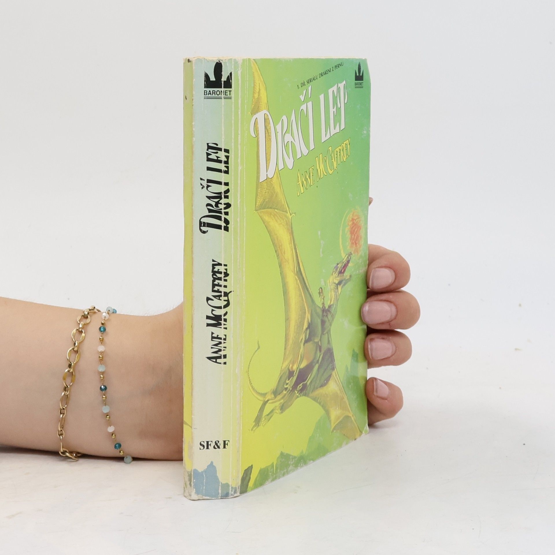 Anne McCaffrey Drakeni z Pernu 1. Dračí let