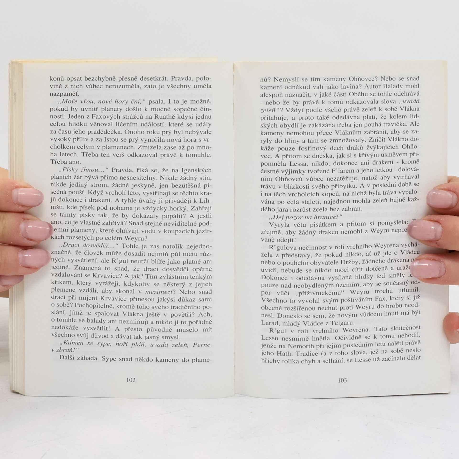 Anne McCaffrey Drakeni z Pernu 1. Dračí let
