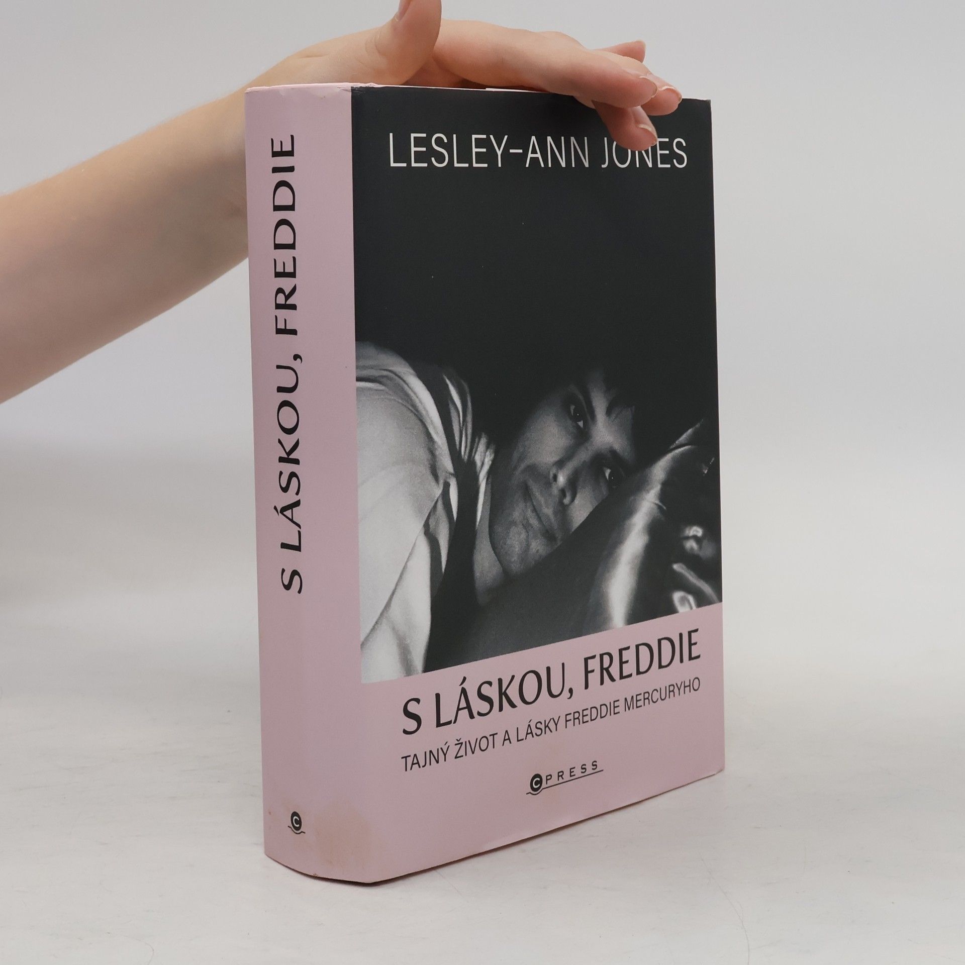 Lesley-Ann Jones S láskou, Freddie