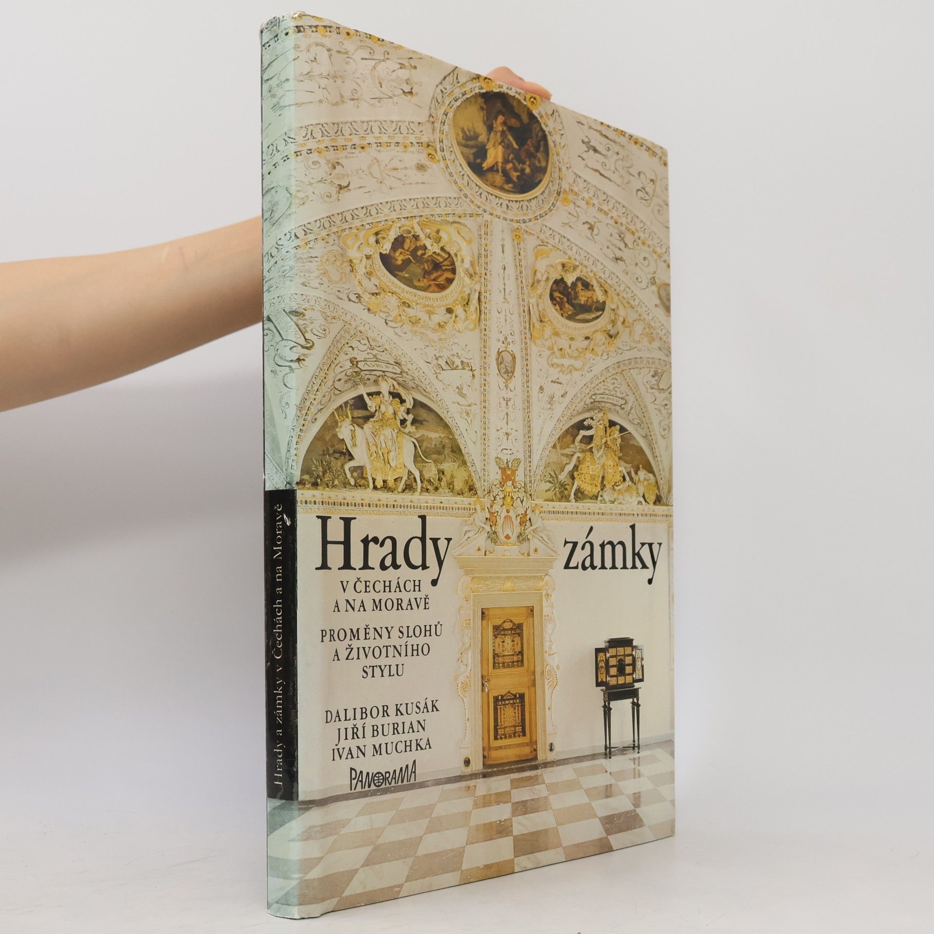 Hrady a zámky v Čechách a na Moravě. Proměny slohů a životního stylu