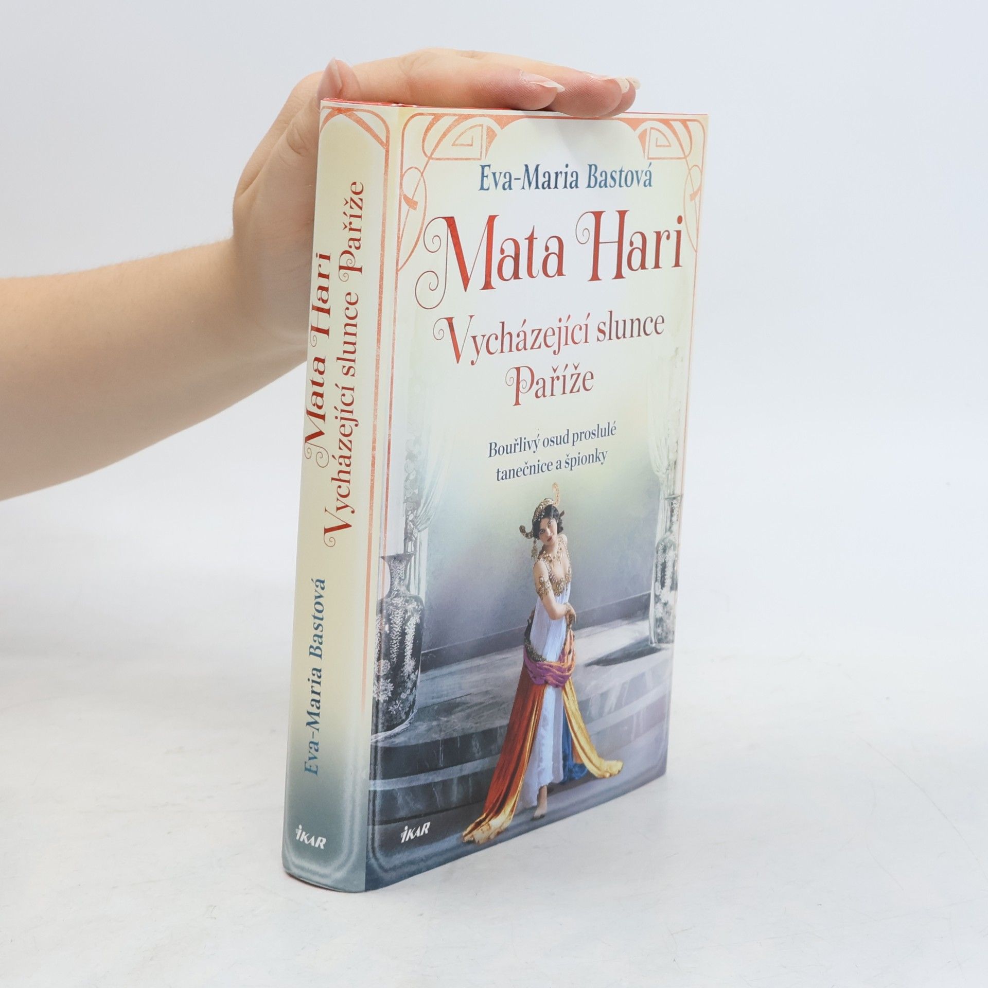 Eva-Maria Bast Mata Hari. vycházející slunce Paříže