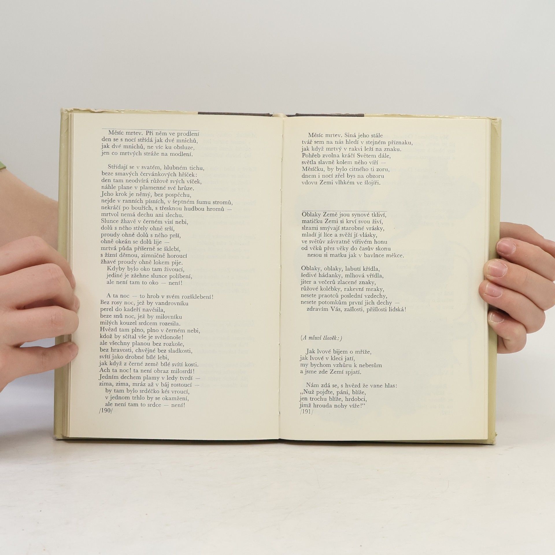 Jan Neruda Binokl na očích, v ruce hůl