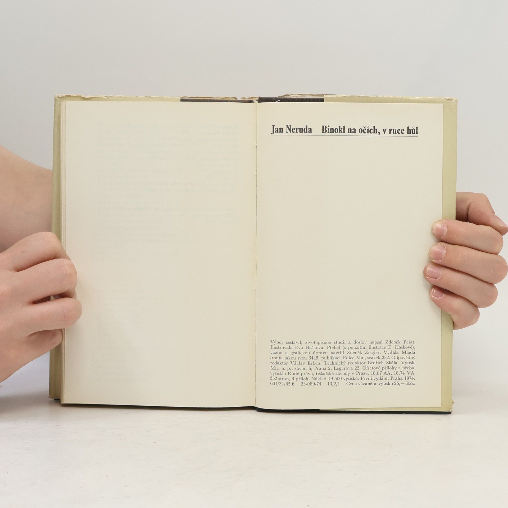 Jan Neruda Binokl na očích, v ruce hůl