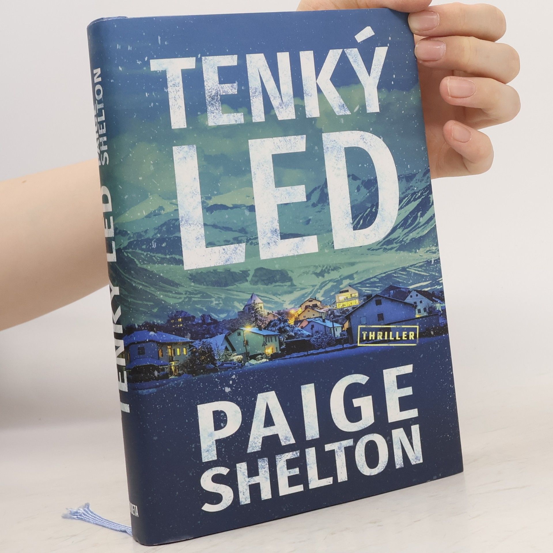 Paige Shelton Tenký led