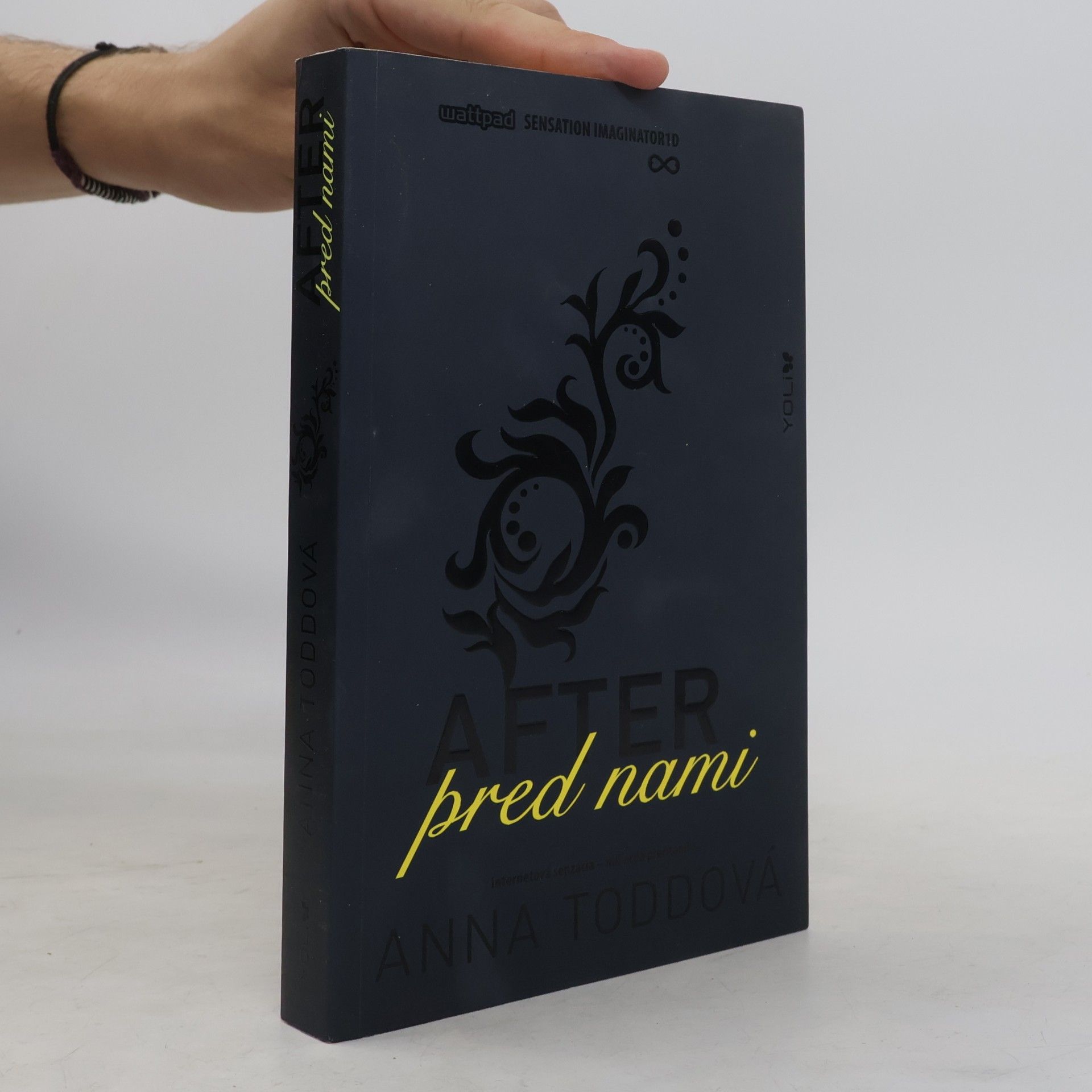 Anna Todd After 5. Pred nami
