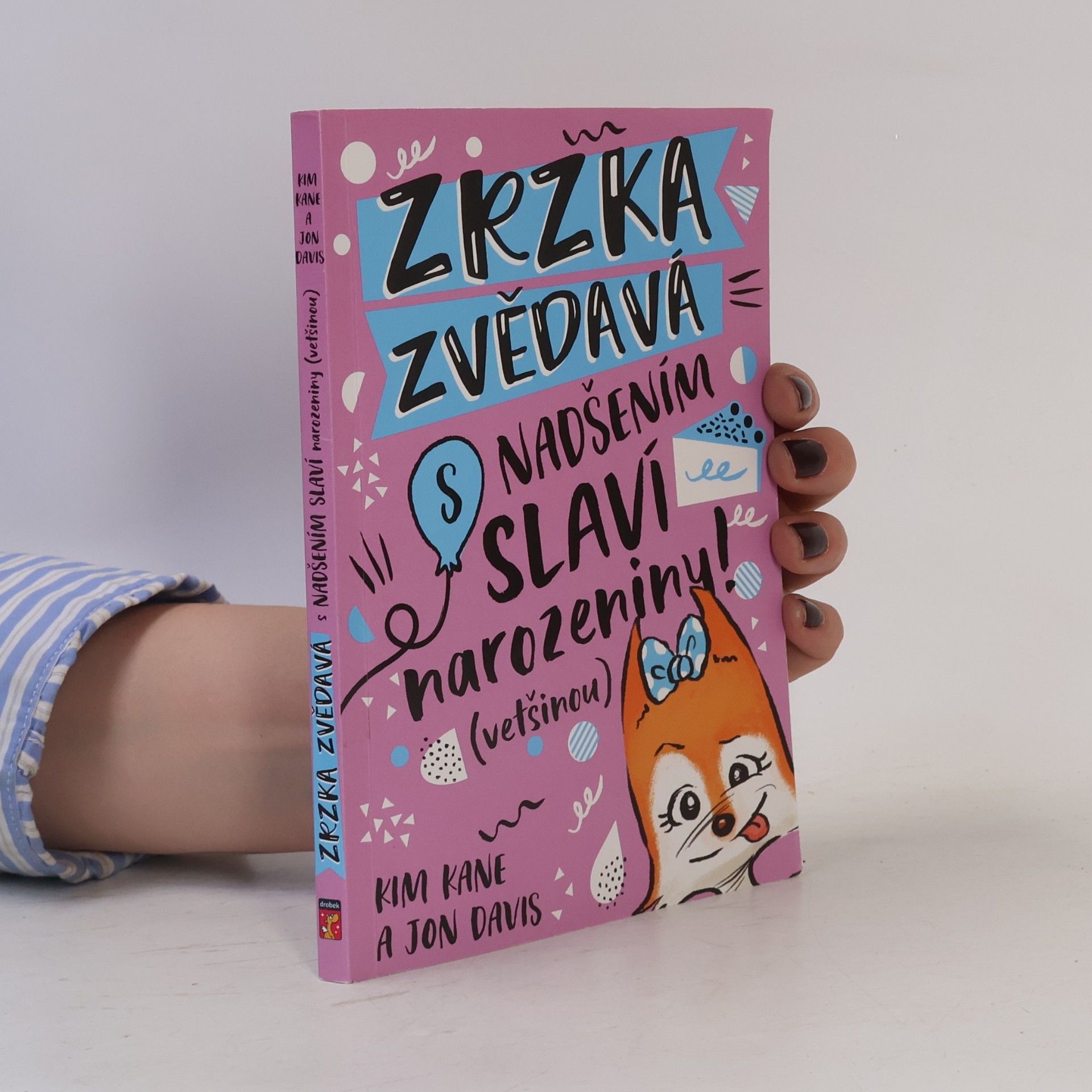 Zrzka Zvědavá s nadšením slaví narozeniny (většinou)