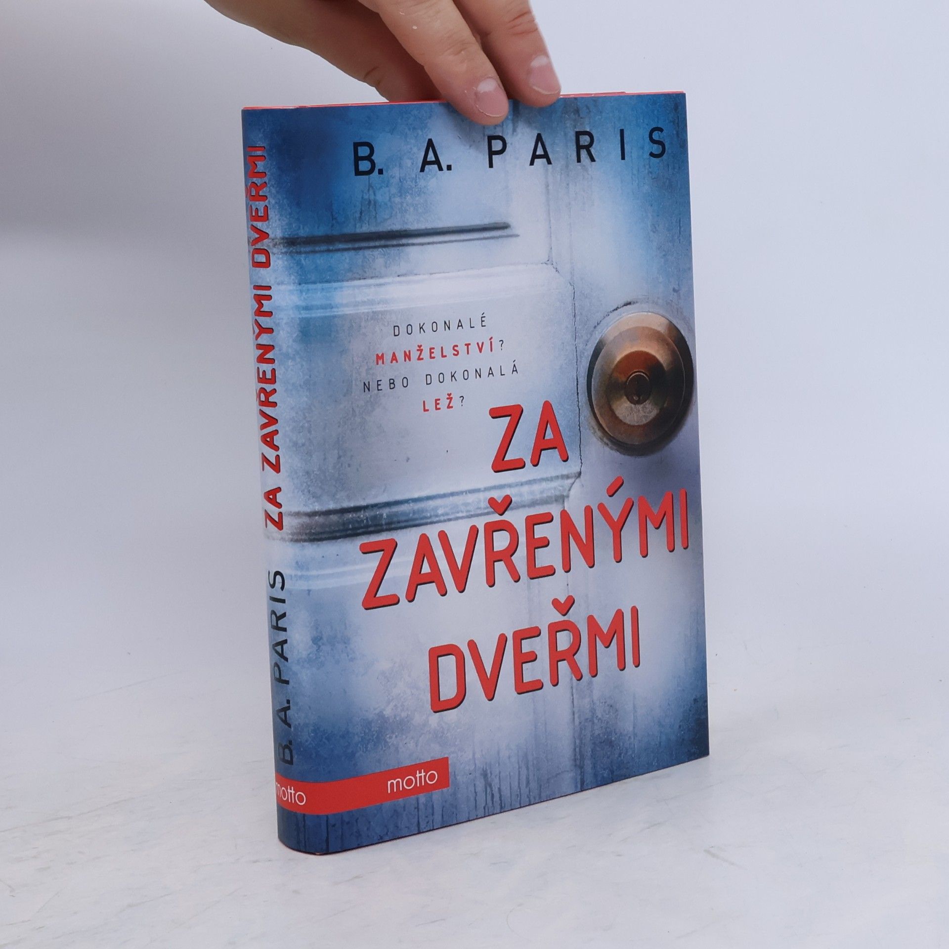 B.A. Paris Za zavřenými dveřmi
