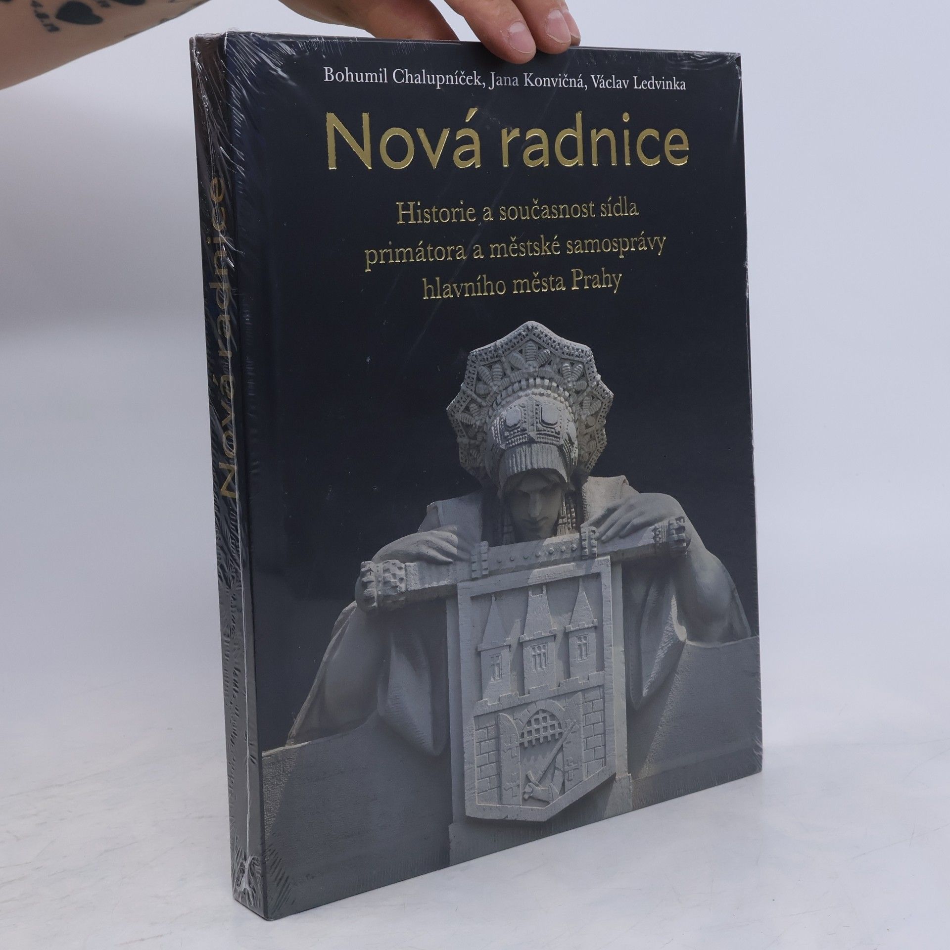 AA.VV. Nová radnice : historie a současnost sídla primátora a městské samosprávy hlavního města Prahy