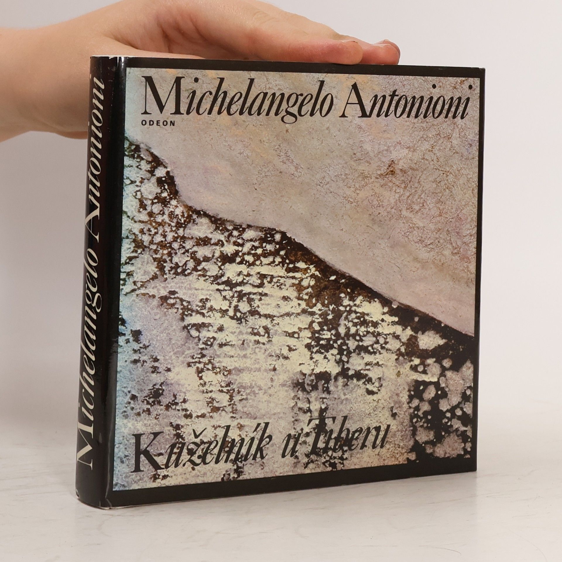 Michelangelo Antonioni Kuželník u Tiberu