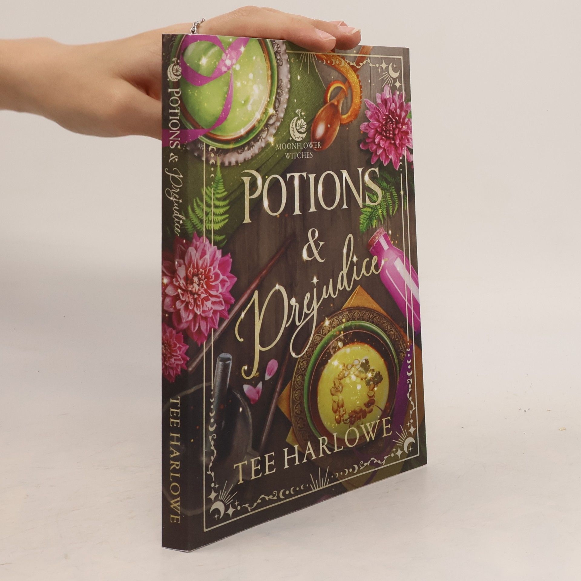 Tee Harlowe Moonflower Witches - 1: Potions & Prejudice